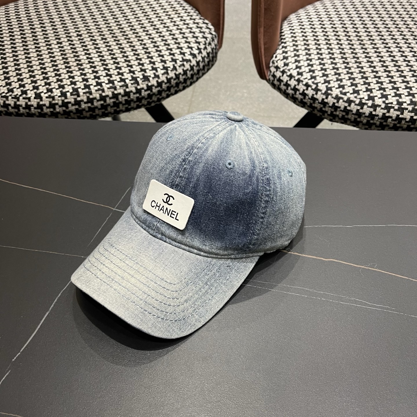 Chanel 牛仔棒球帽，质地坚韧且富有质感，无论是搭配休闲装还是运动装，都能轻松提升整体造型的 感 ，是 爱好者不容错过的潮流单品
