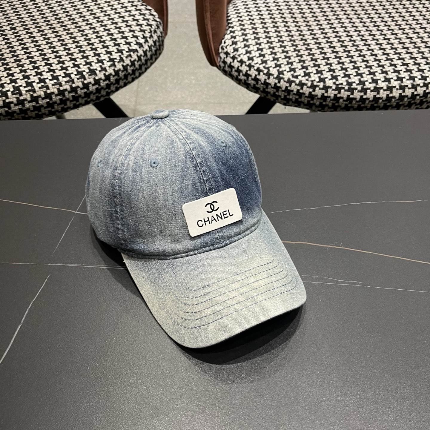 Chanel 牛仔棒球帽，质地坚韧且富有质感，无论是搭配休闲装还是运动装，都能轻松提升整体造型的 感 ，是 爱好者不容错过的潮流单品