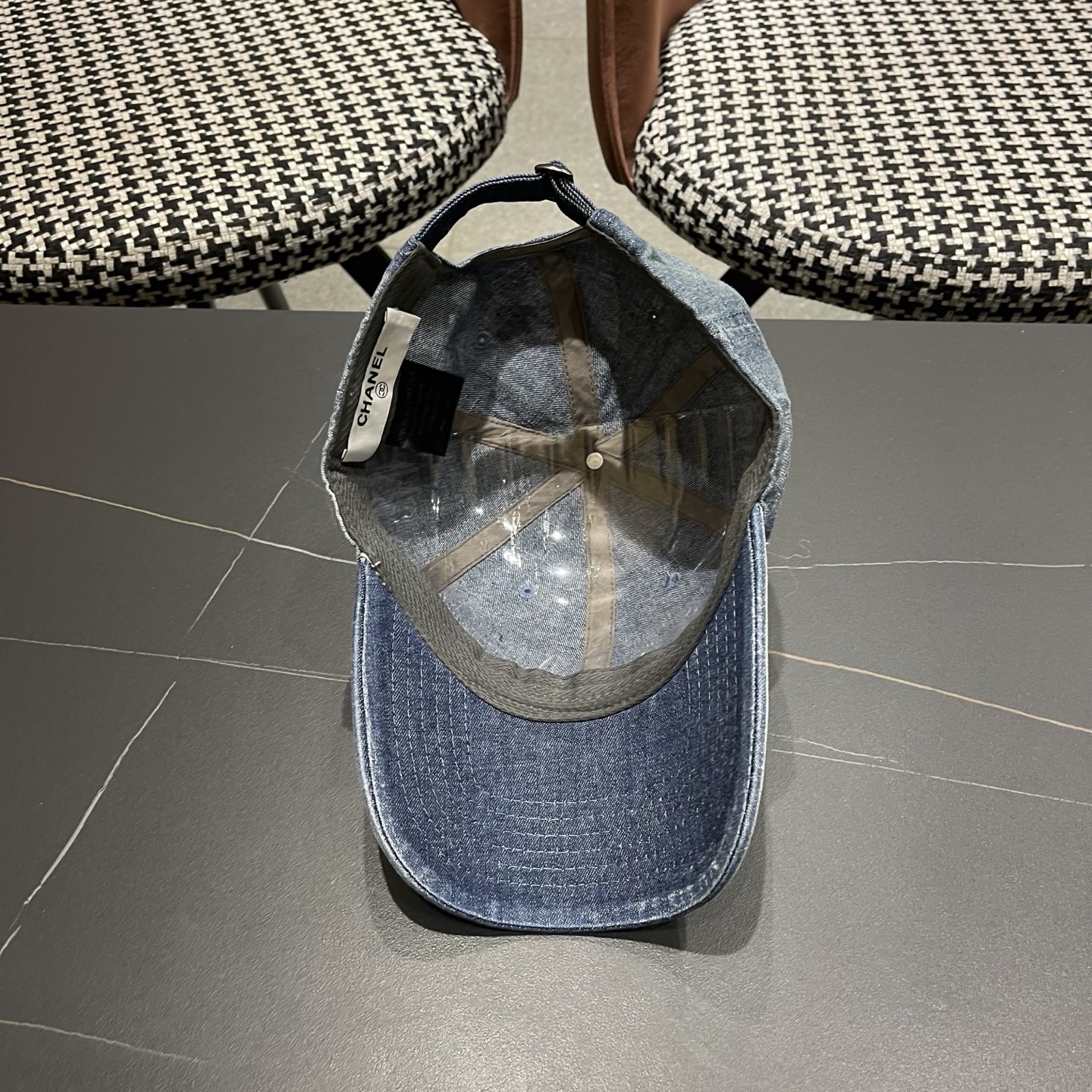 Chanel 牛仔棒球帽，质地坚韧且富有质感，无论是搭配休闲装还是运动装，都能轻松提升整体造型的 感 ，是 爱好者不容错过的潮流单品