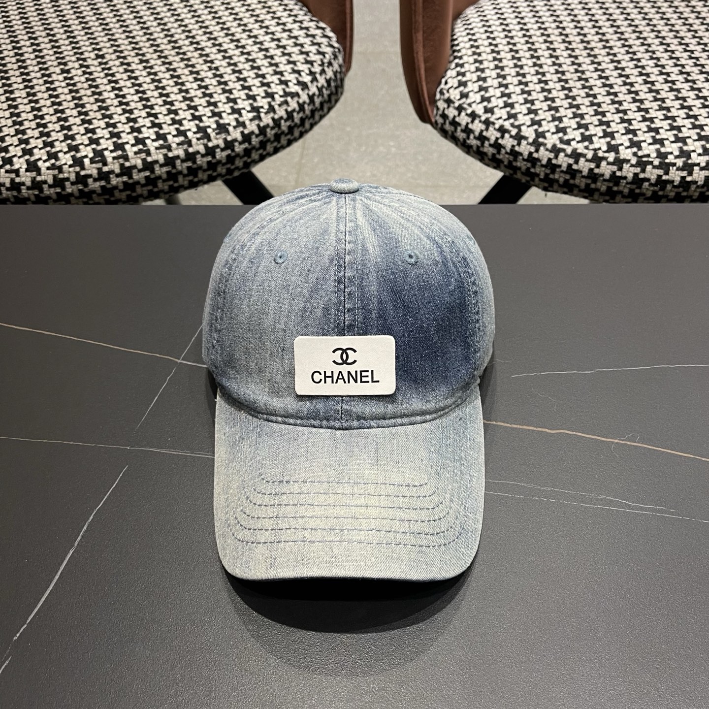Chanel 牛仔棒球帽，质地坚韧且富有质感，无论是搭配休闲装还是运动装，都能轻松提升整体造型的 感 ，是 爱好者不容错过的潮流单品