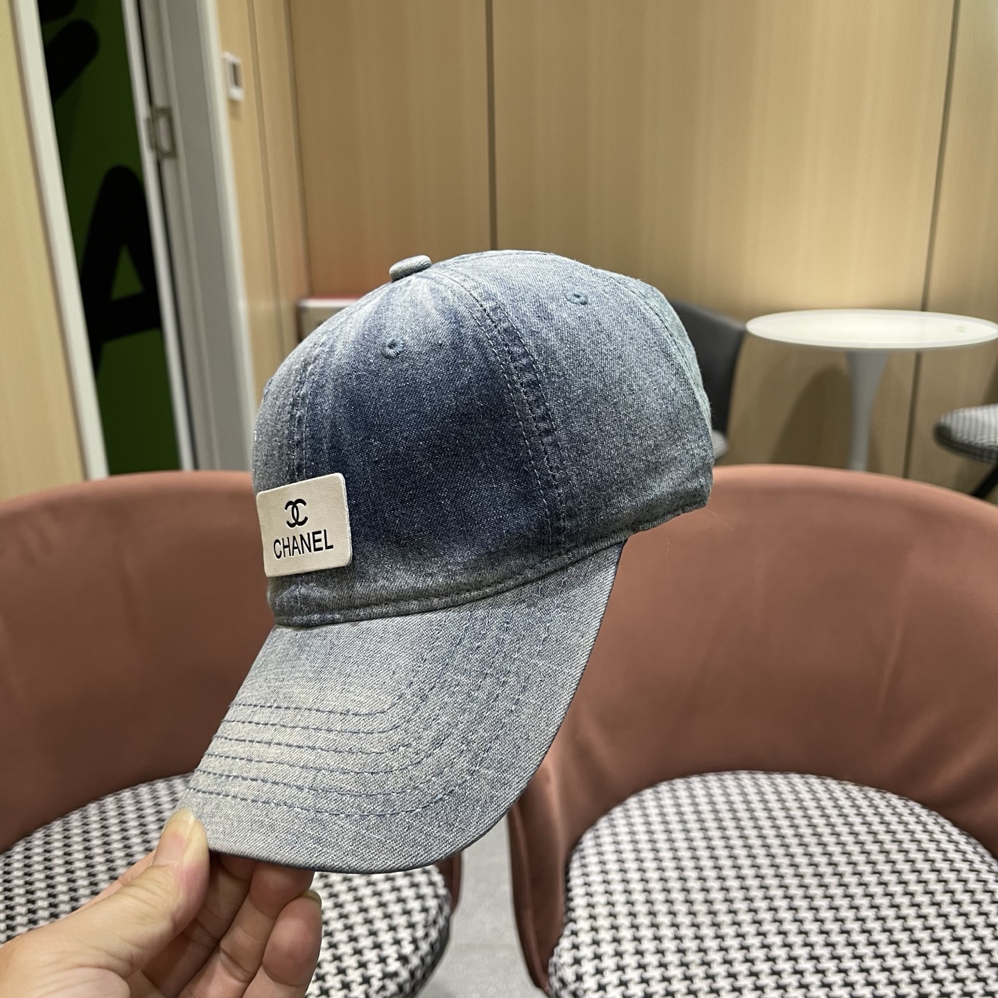 Chanel 牛仔棒球帽，质地坚韧且富有质感，无论是搭配休闲装还是运动装，都能轻松提升整体造型的 感 ，是 爱好者不容错过的潮流单品
