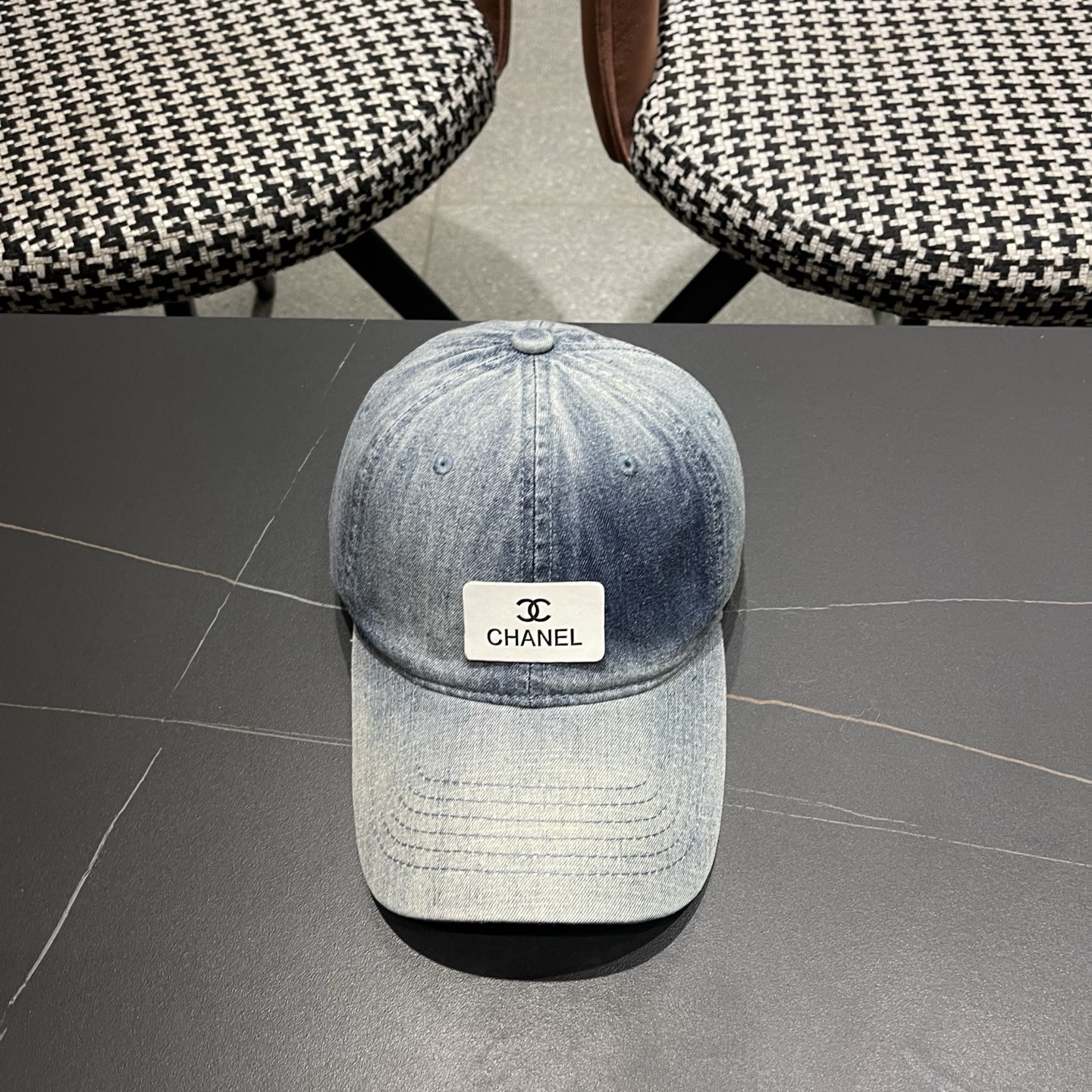 Chanel 牛仔棒球帽，质地坚韧且富有质感，无论是搭配休闲装还是运动装，都能轻松提升整体造型的 感 ，是 爱好者不容错过的潮流单品