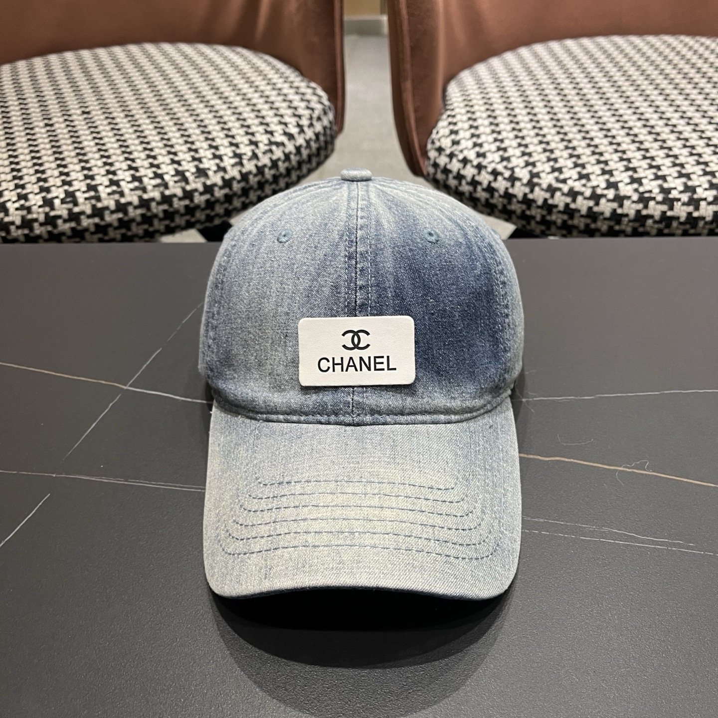 Chanel 牛仔棒球帽，质地坚韧且富有质感，无论是搭配休闲装还是运动装，都能轻松提升整体造型的 感 ，是 爱好者不容错过的潮流单品