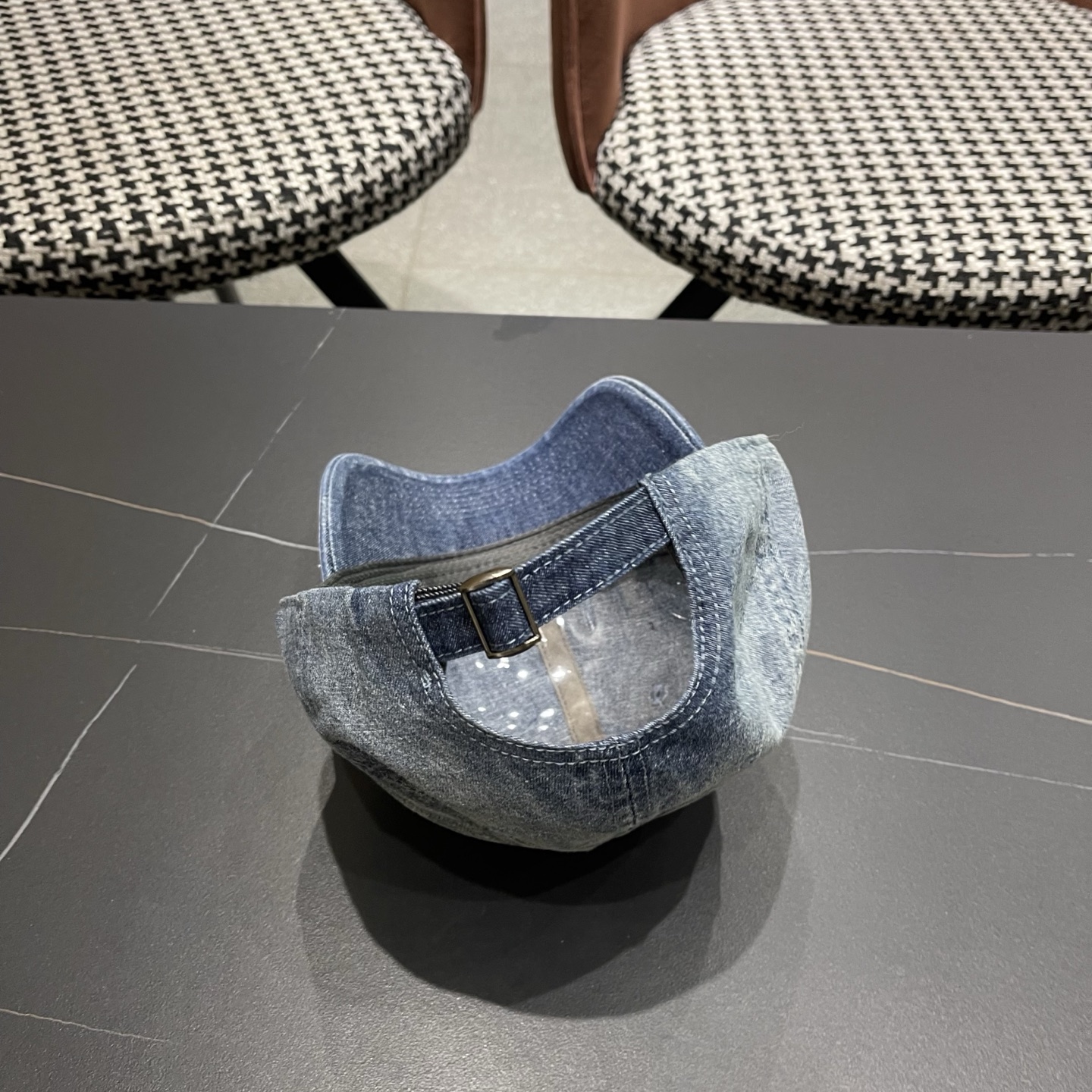 Chanel 牛仔棒球帽，质地坚韧且富有质感，无论是搭配休闲装还是运动装，都能轻松提升整体造型的 感 ，是 爱好者不容错过的潮流单品