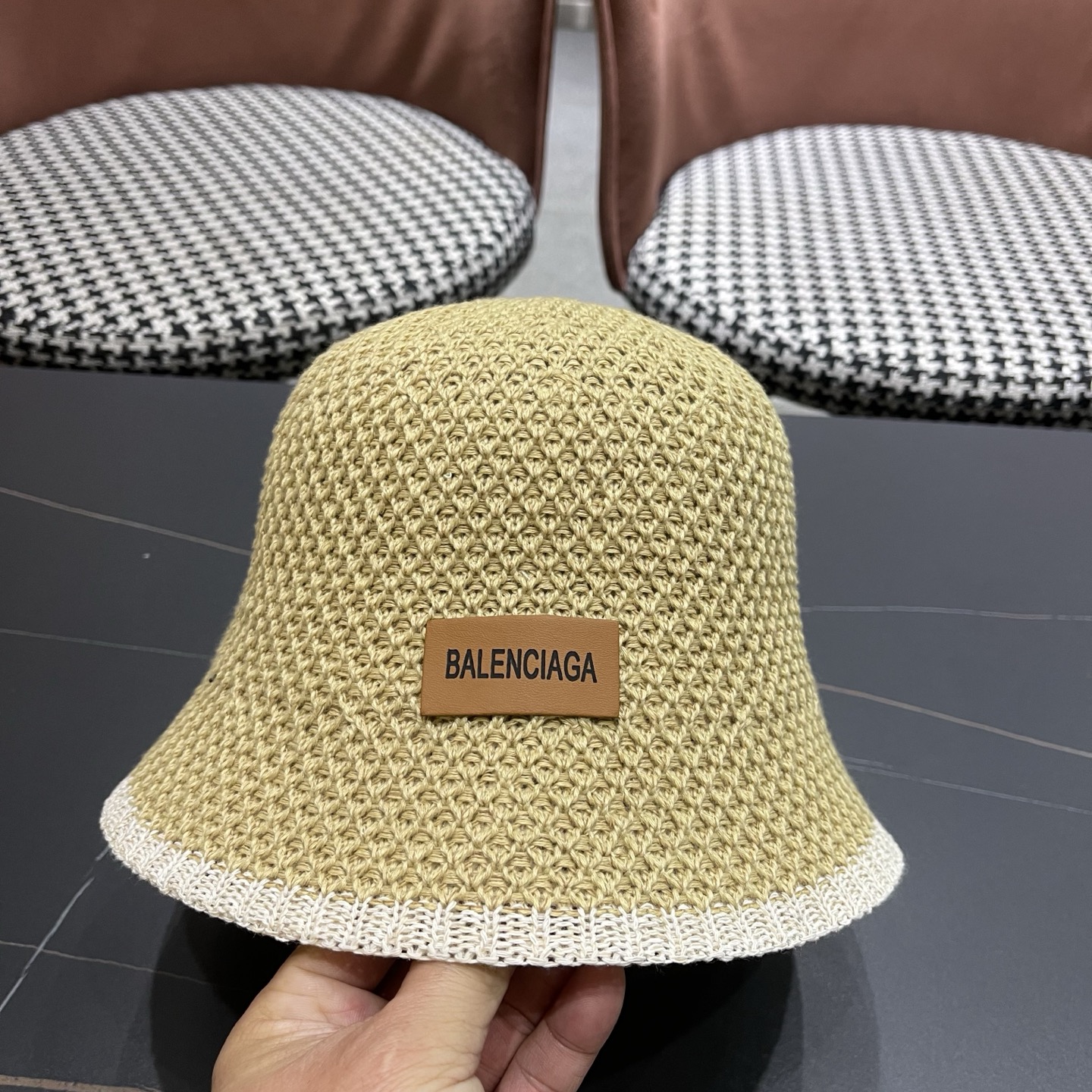BALENCIAGA巴黎世家 新款春夏出游遮阳防晒透气编织渔夫 帽女简约显脸小水桶帽