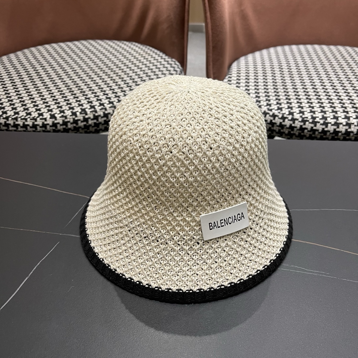 BALENCIAGA巴黎世家 新款春夏出游遮阳防晒透气编织渔夫 帽女简约显脸小水桶帽