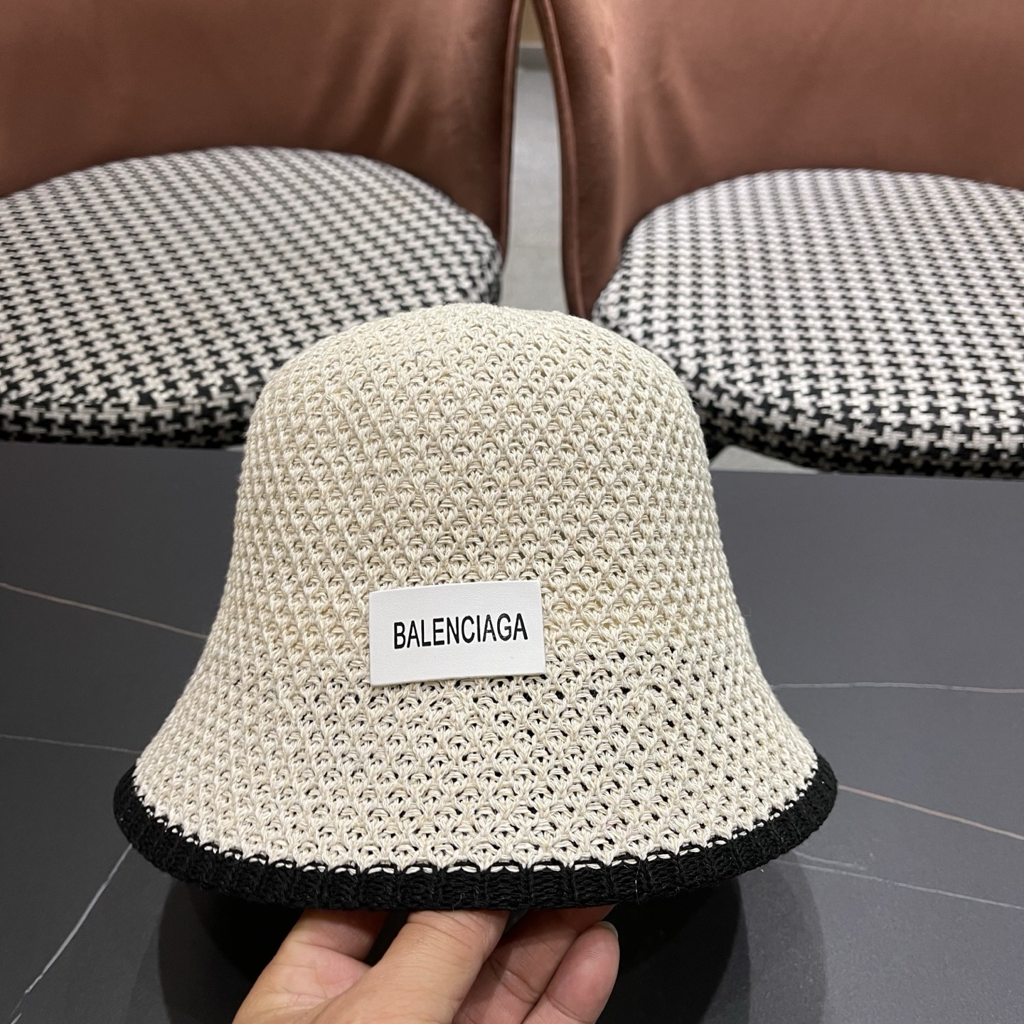 BALENCIAGA巴黎世家 新款春夏出游遮阳防晒透气编织渔夫 帽女简约显脸小水桶帽
