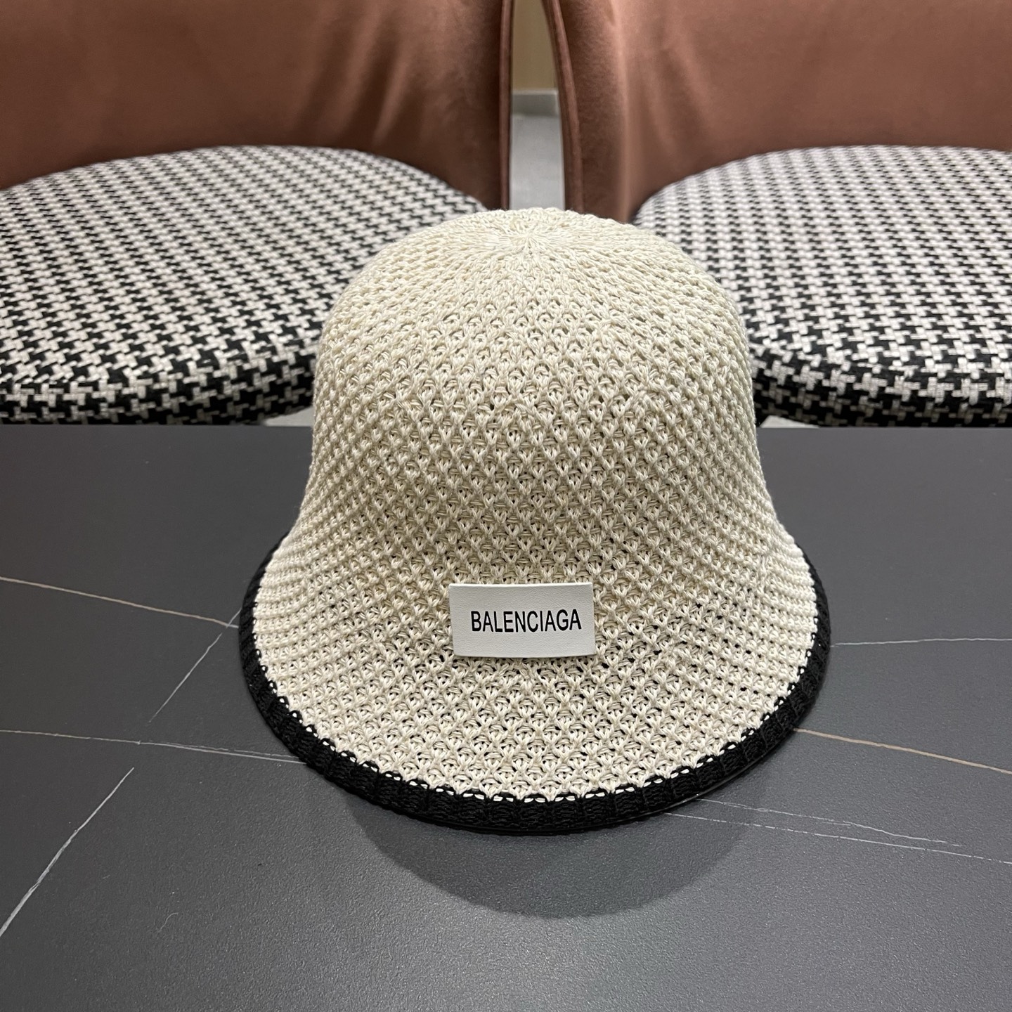 BALENCIAGA巴黎世家 新款春夏出游遮阳防晒透气编织渔夫 帽女简约显脸小水桶帽