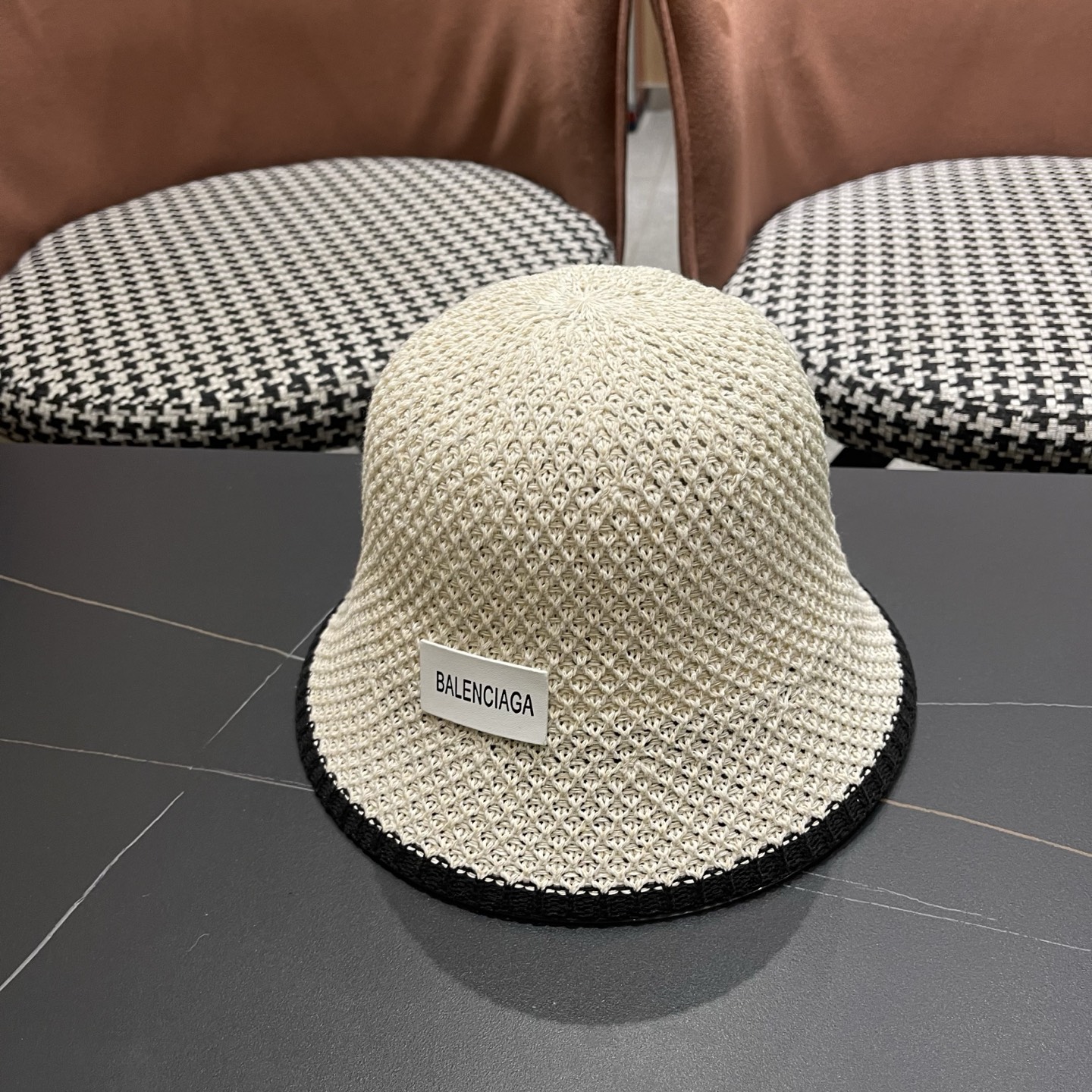 BALENCIAGA巴黎世家 新款春夏出游遮阳防晒透气编织渔夫 帽女简约显脸小水桶帽