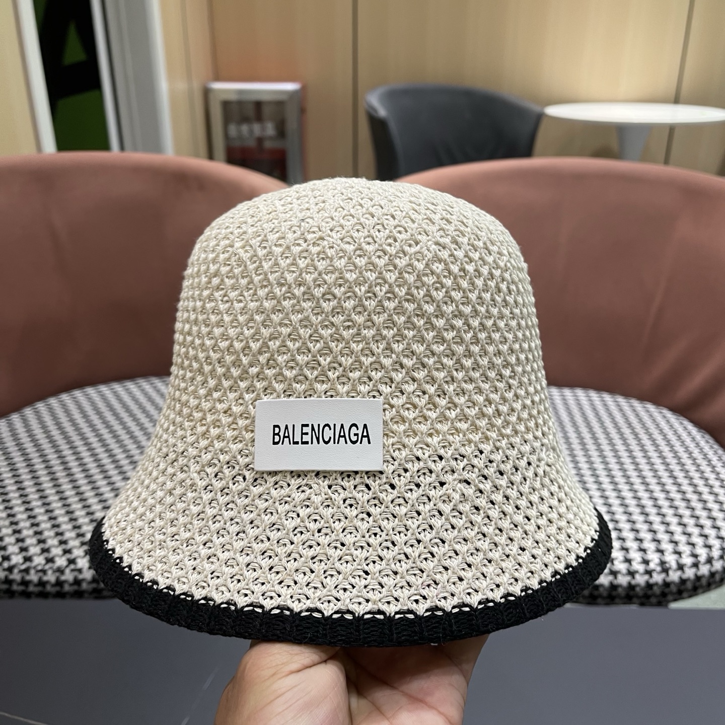 BALENCIAGA巴黎世家 新款春夏出游遮阳防晒透气编织渔夫 帽女简约显脸小水桶帽