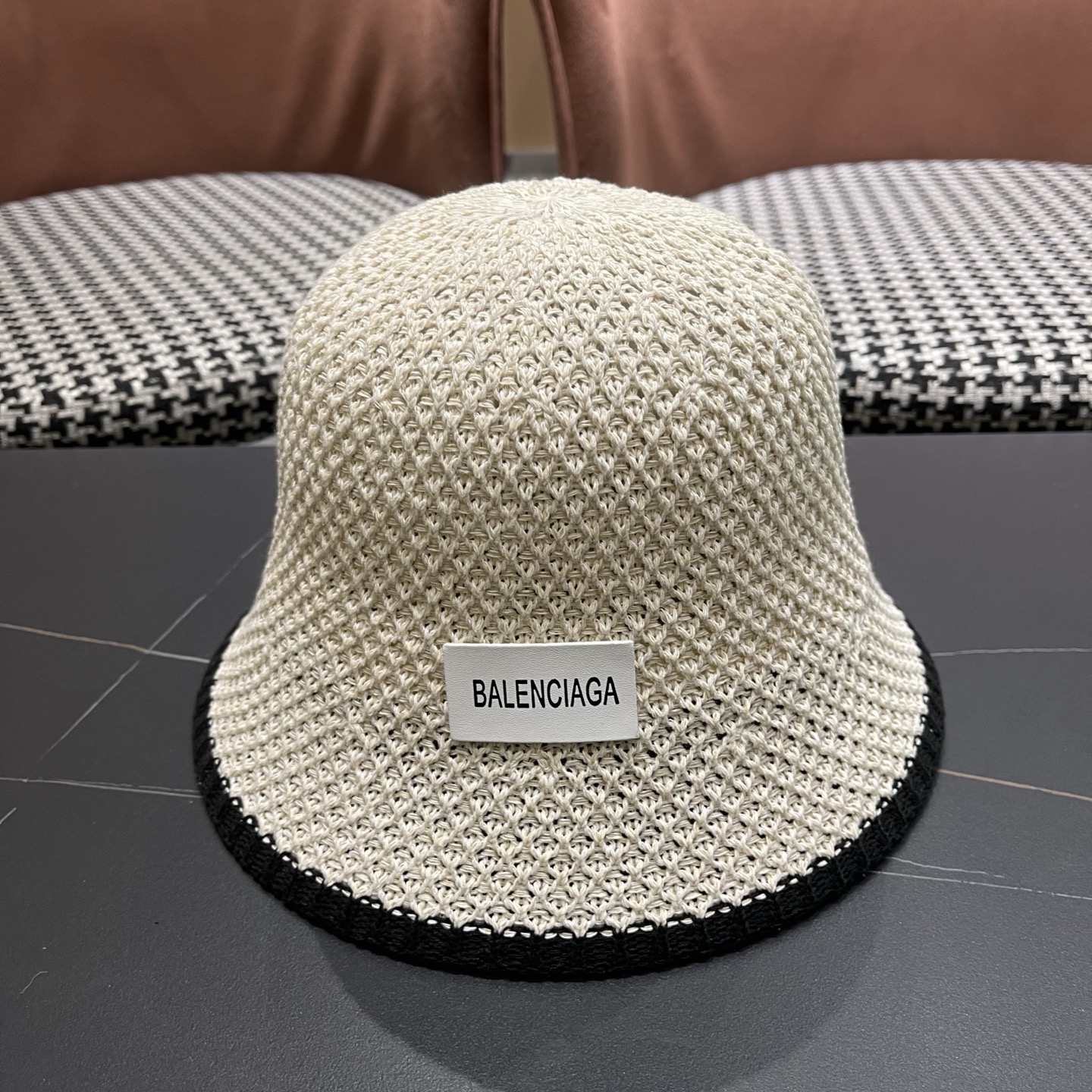 BALENCIAGA巴黎世家 新款春夏出游遮阳防晒透气编织渔夫 帽女简约显脸小水桶帽