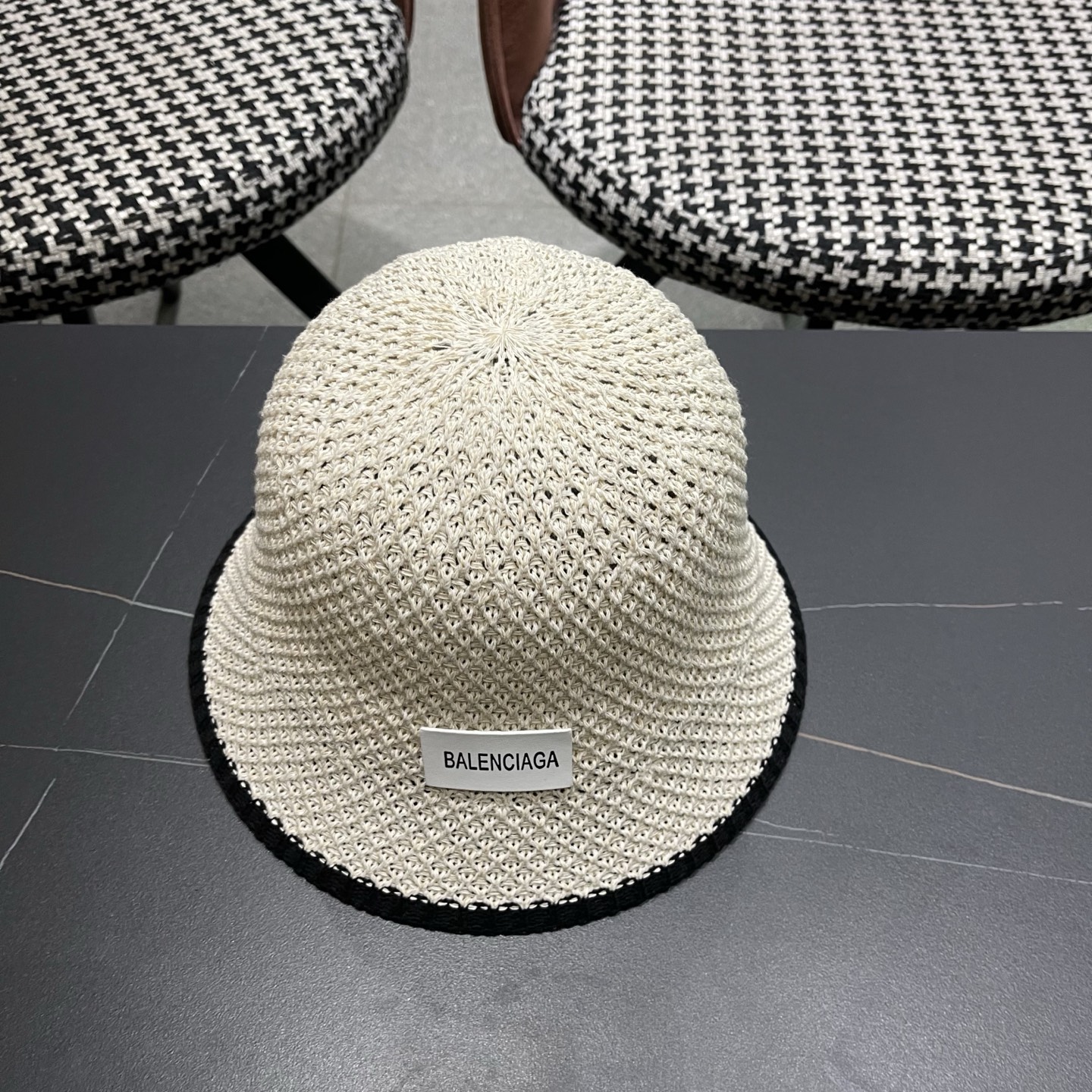 BALENCIAGA巴黎世家 新款春夏出游遮阳防晒透气编织渔夫 帽女简约显脸小水桶帽