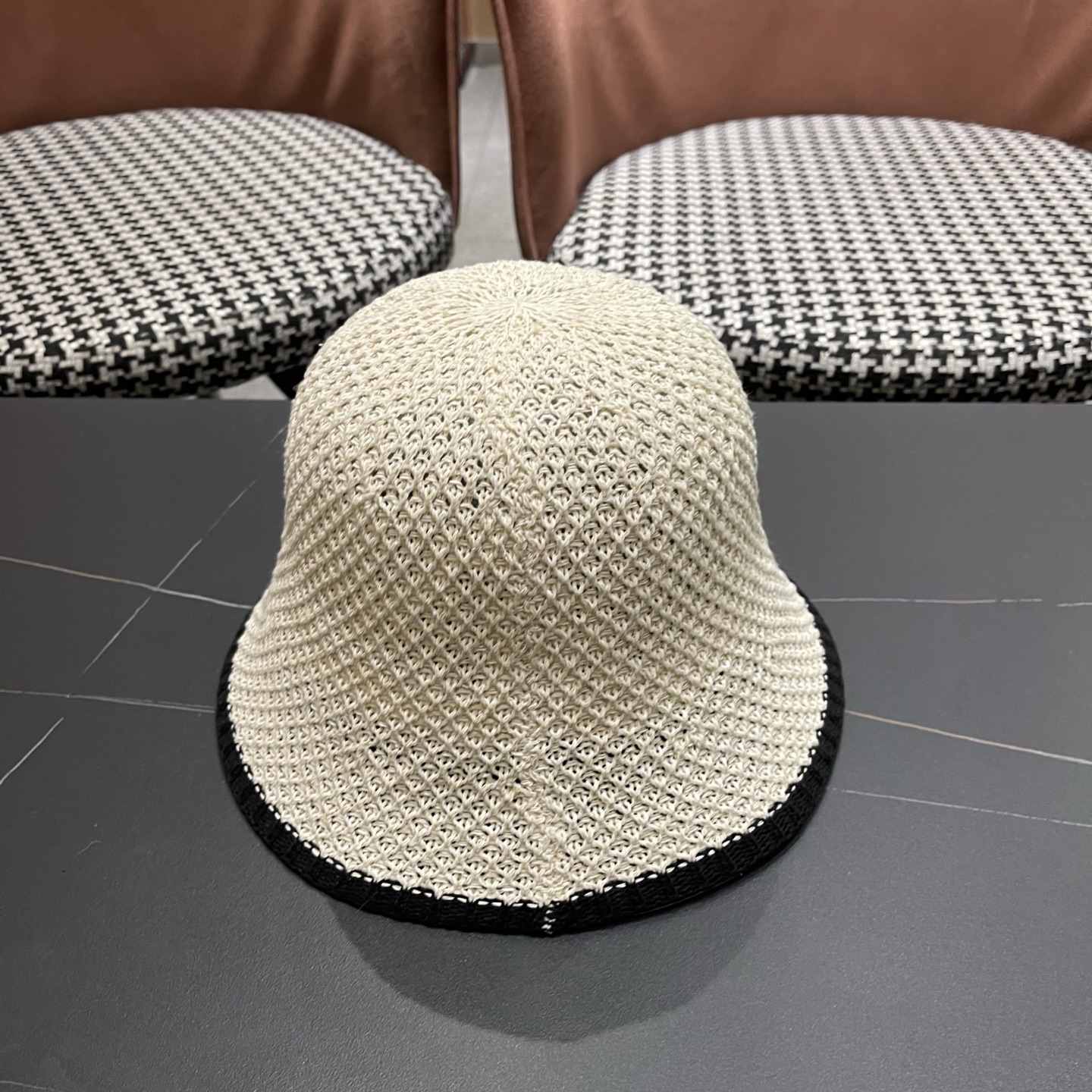 BALENCIAGA巴黎世家 新款春夏出游遮阳防晒透气编织渔夫 帽女简约显脸小水桶帽