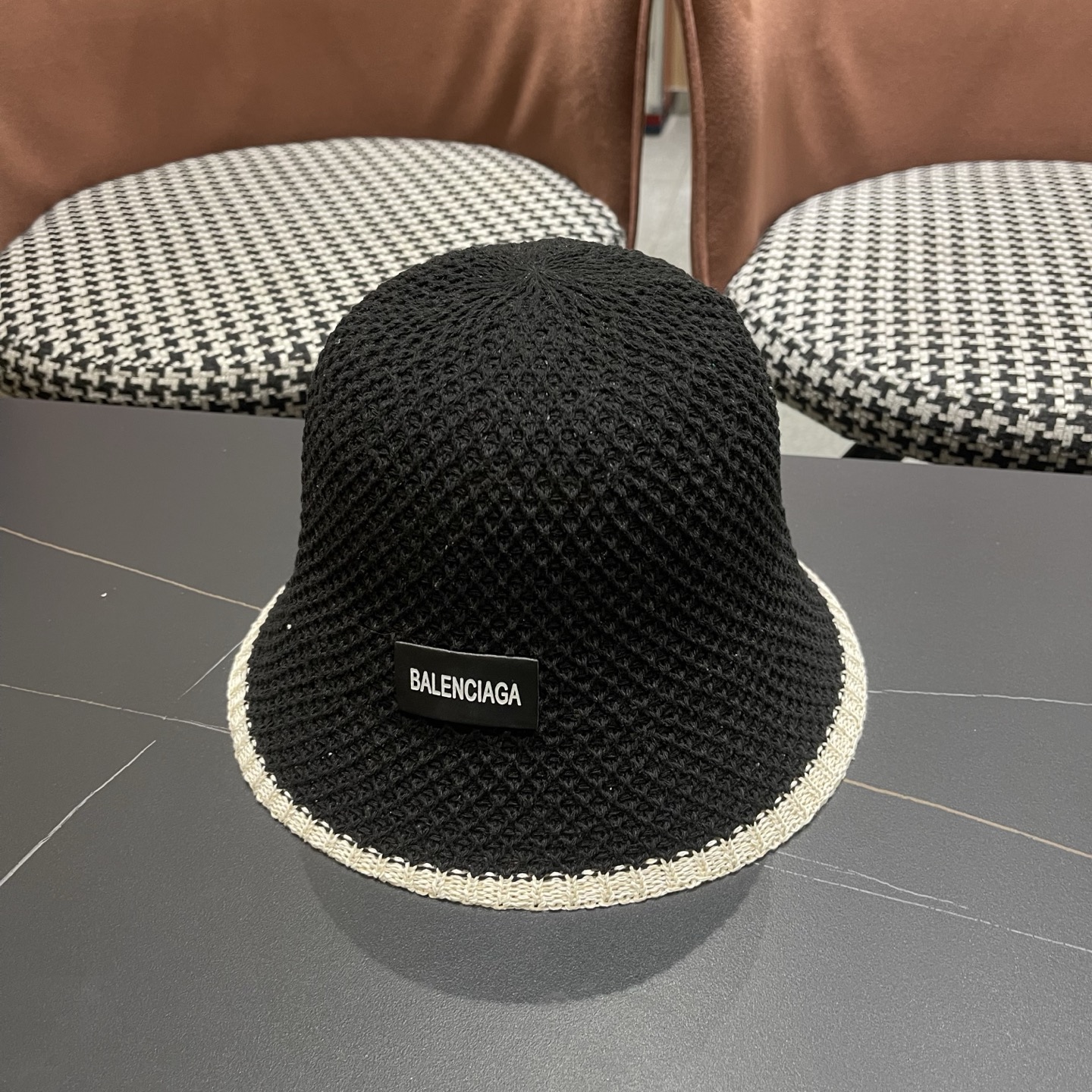 BALENCIAGA巴黎世家 新款春夏出游遮阳防晒透气编织渔夫 帽女简约显脸小水桶帽