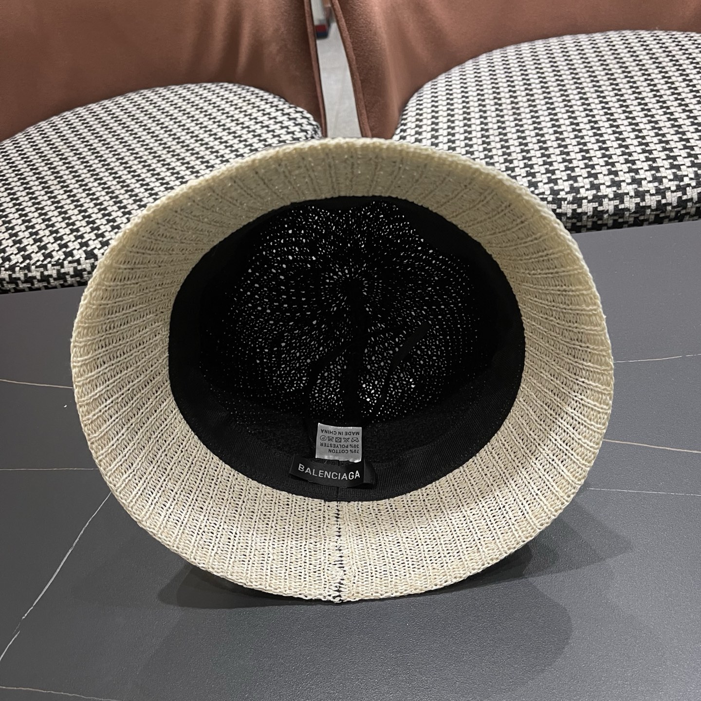 BALENCIAGA巴黎世家 新款春夏出游遮阳防晒透气编织渔夫 帽女简约显脸小水桶帽