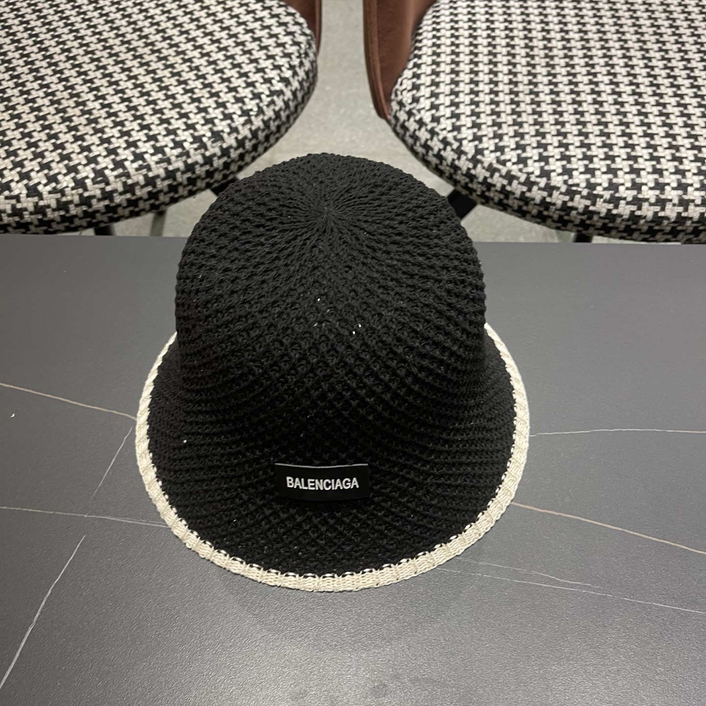 BALENCIAGA巴黎世家 新款春夏出游遮阳防晒透气编织渔夫 帽女简约显脸小水桶帽