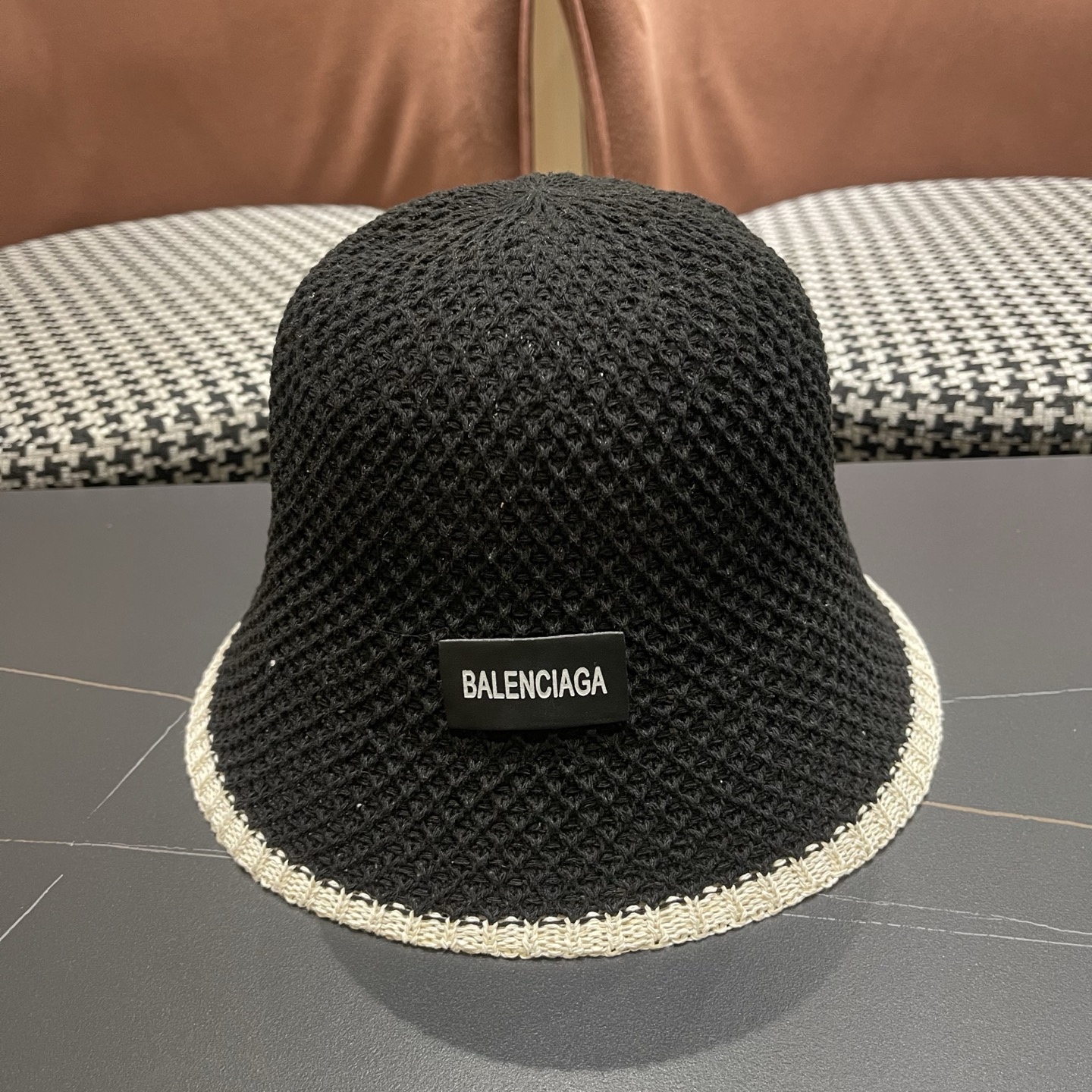 BALENCIAGA巴黎世家 新款春夏出游遮阳防晒透气编织渔夫 帽女简约显脸小水桶帽