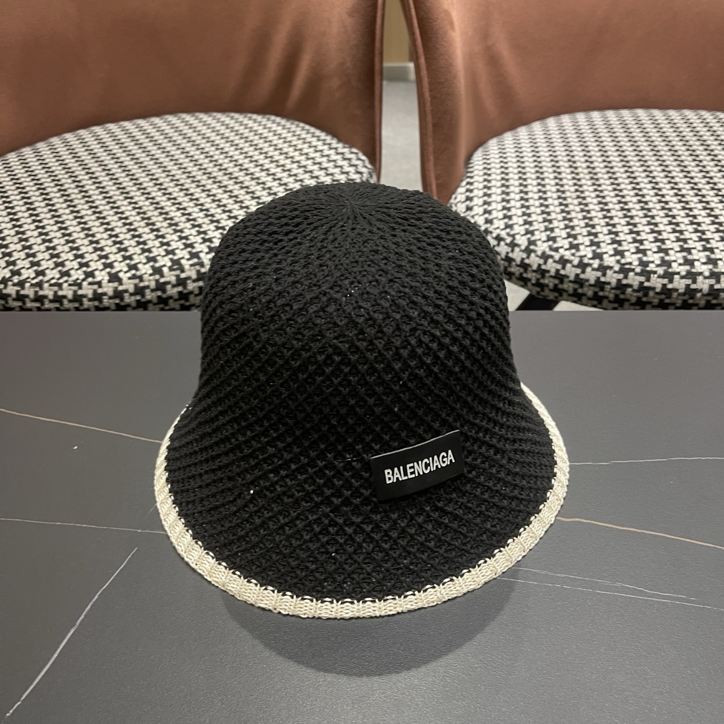 BALENCIAGA巴黎世家 新款春夏出游遮阳防晒透气编织渔夫 帽女简约显脸小水桶帽