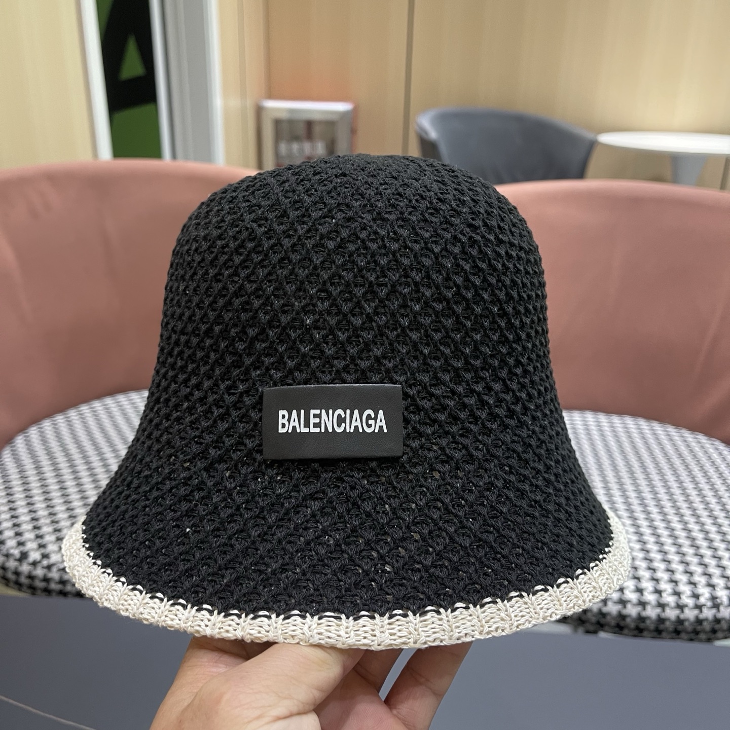 BALENCIAGA巴黎世家 新款春夏出游遮阳防晒透气编织渔夫 帽女简约显脸小水桶帽
