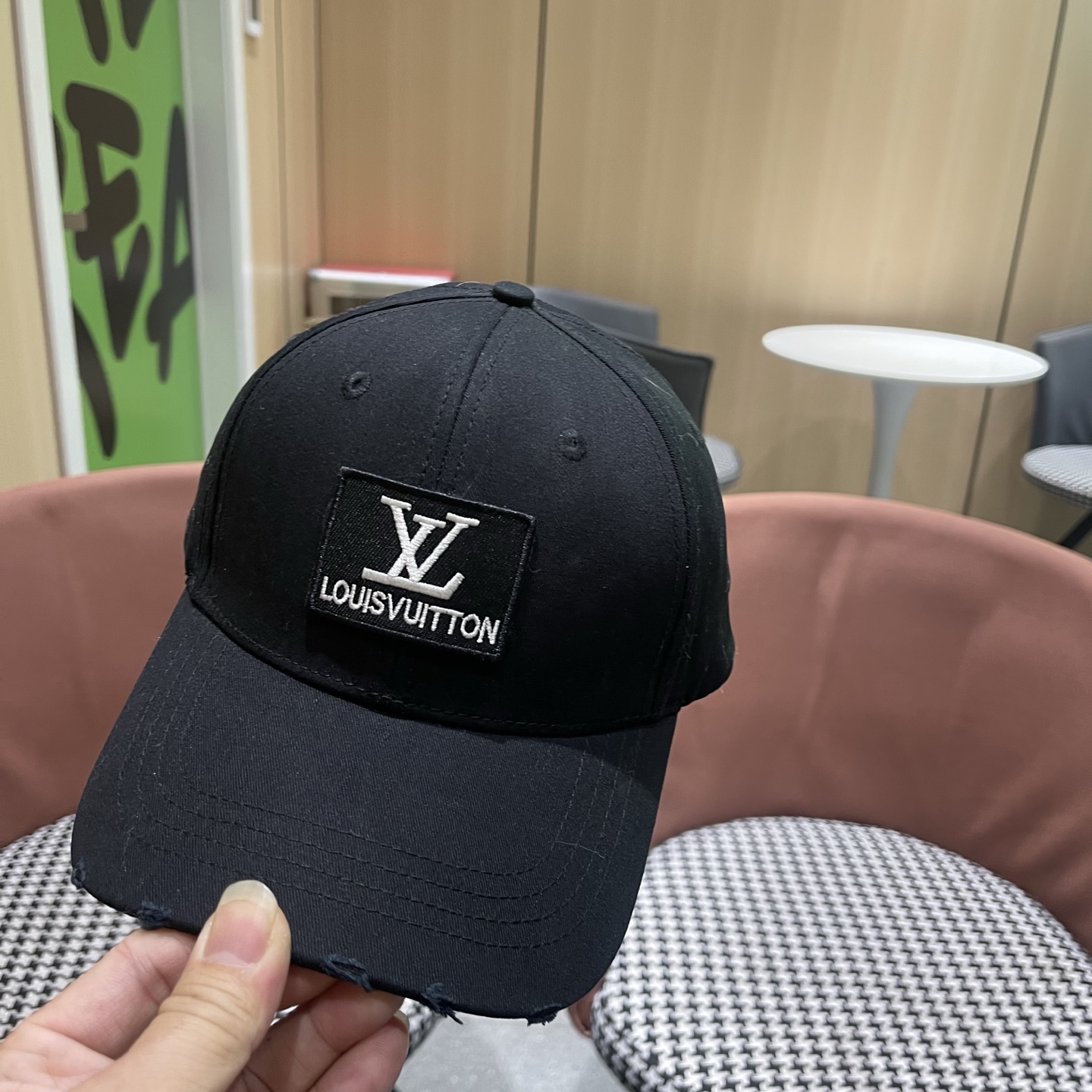 LV路易威登🧢 棒球帽，四季可用，出门必备，非常显脸小黑白两色
