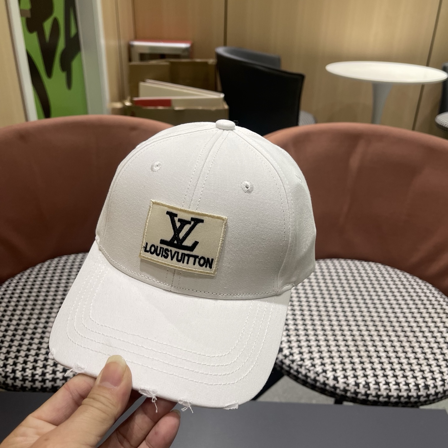 LV路易威登🧢 棒球帽，四季可用，出门必备，非常显脸小黑白两色