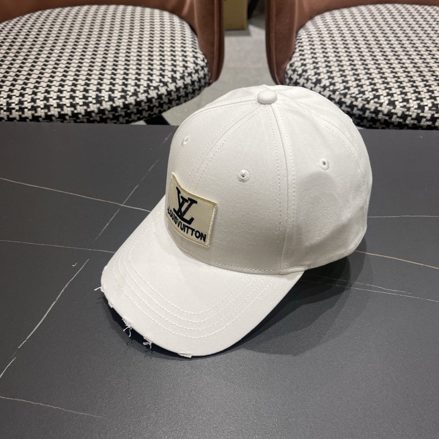 LV路易威登🧢 棒球帽，四季可用，出门必备，非常显脸小黑白两色