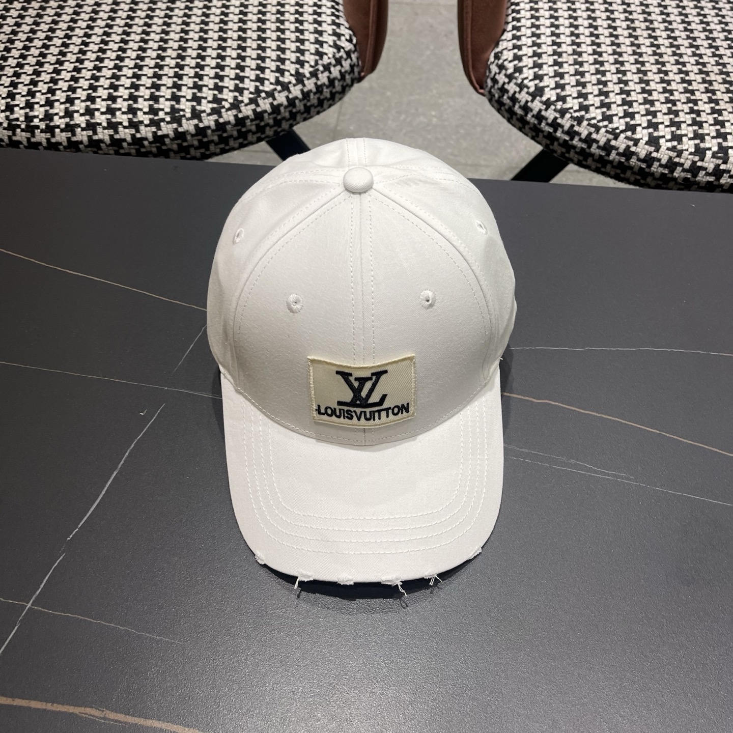 LV路易威登🧢 棒球帽，四季可用，出门必备，非常显脸小黑白两色