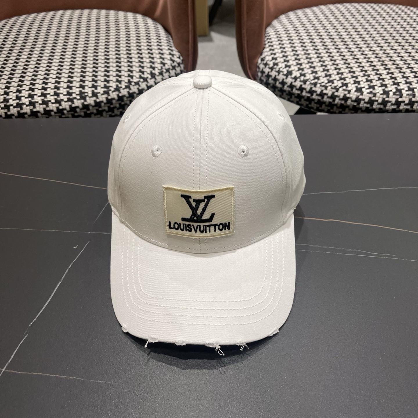 LV路易威登🧢 棒球帽，四季可用，出门必备，非常显脸小黑白两色