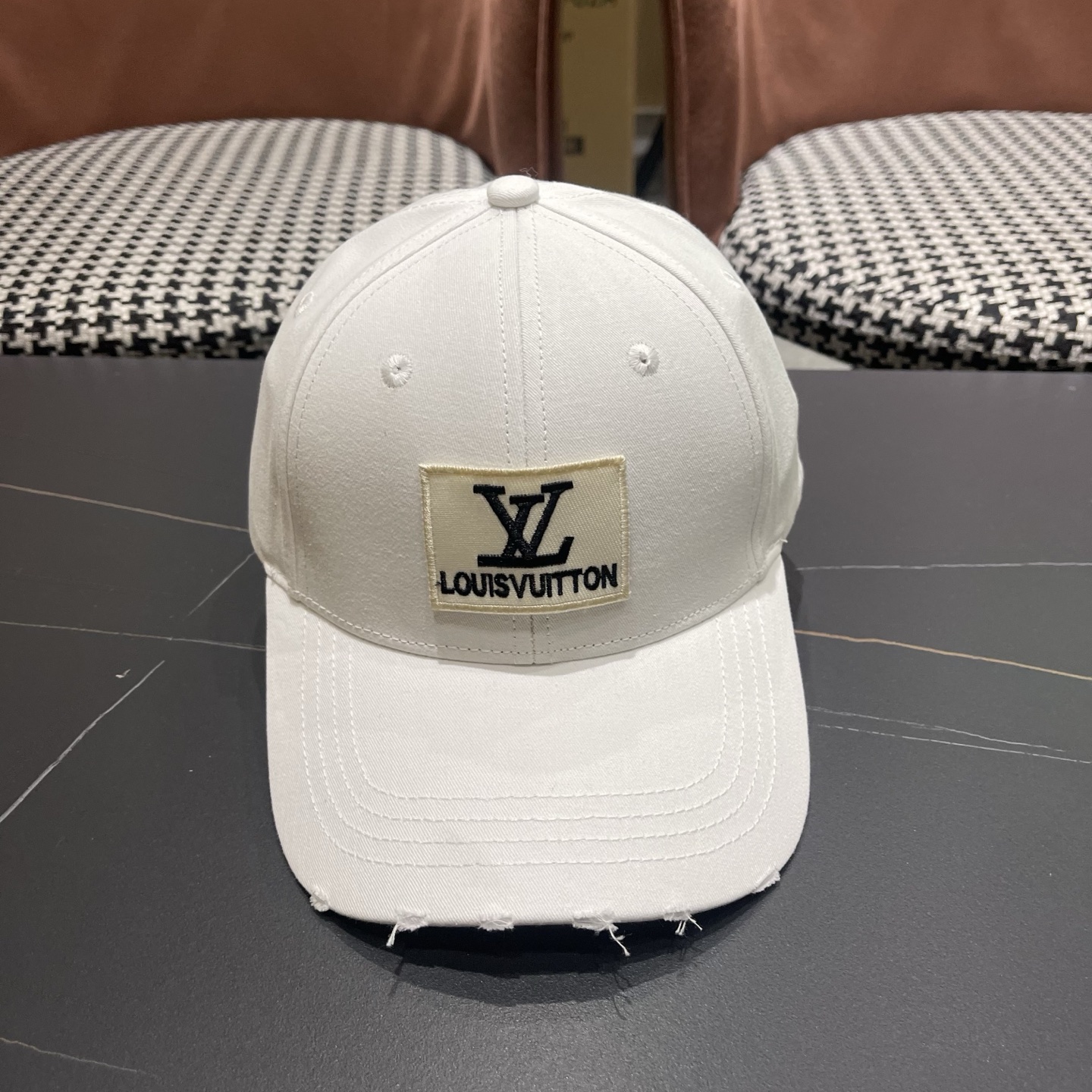 LV路易威登🧢 棒球帽，四季可用，出门必备，非常显脸小黑白两色