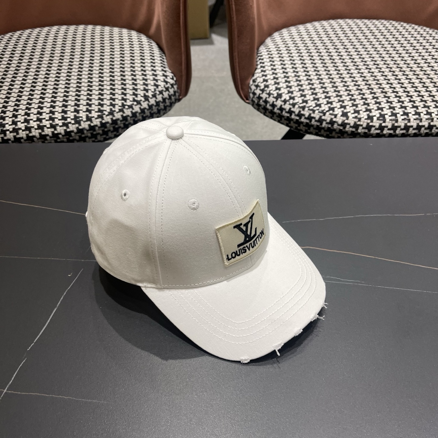 LV路易威登🧢 棒球帽，四季可用，出门必备，非常显脸小黑白两色