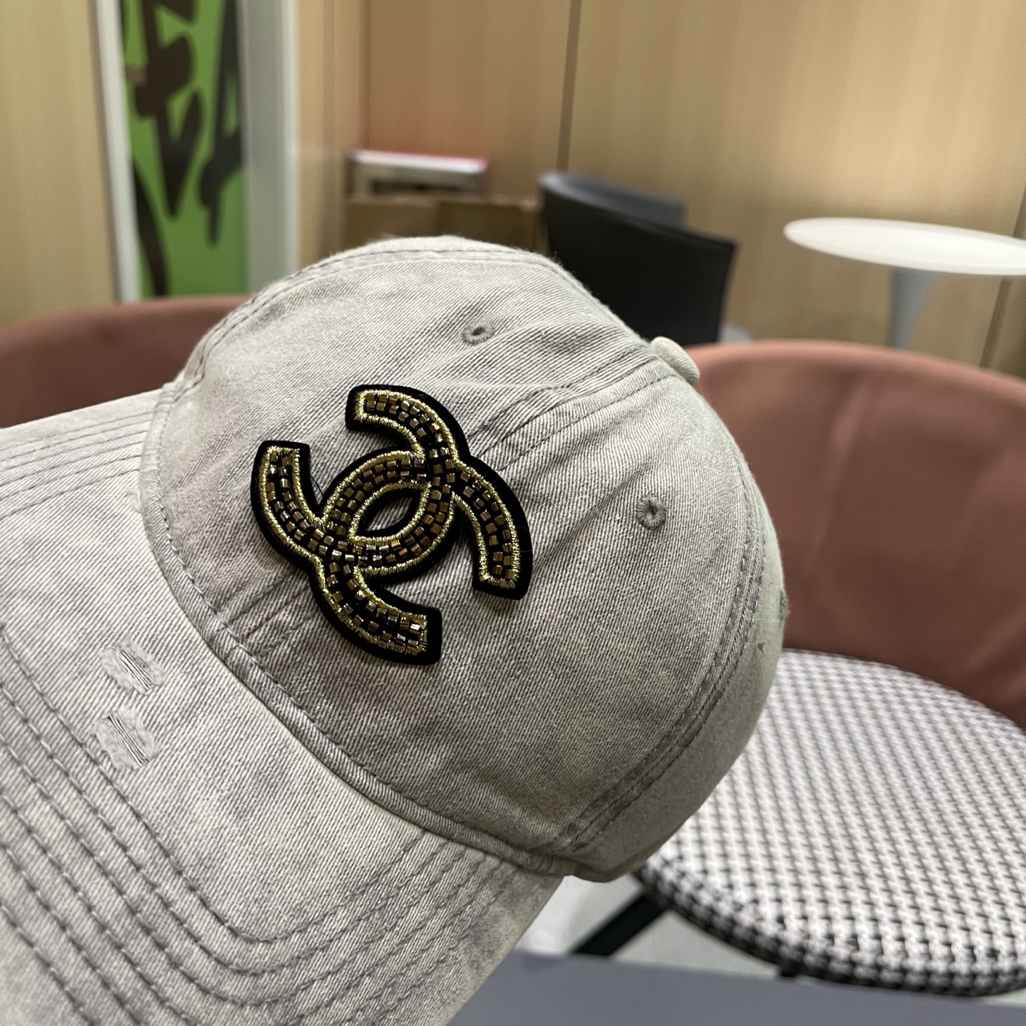 CHANEL香奈儿新款🆕牛仔蓝复古款式棒球帽🧢🔸 节假日旅游带它出去美美哒❕  中古款哟.这种帽子不容易