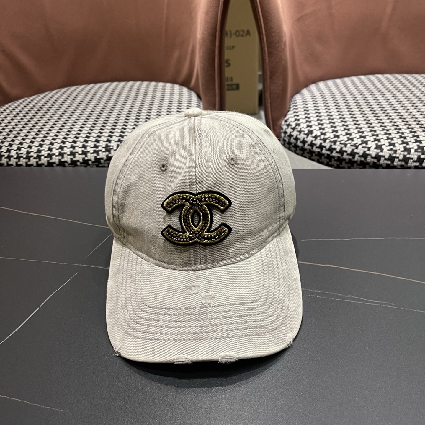 CHANEL香奈儿新款🆕牛仔蓝复古款式棒球帽🧢🔸 节假日旅游带它出去美美哒❕  中古款哟.这种帽子不容易