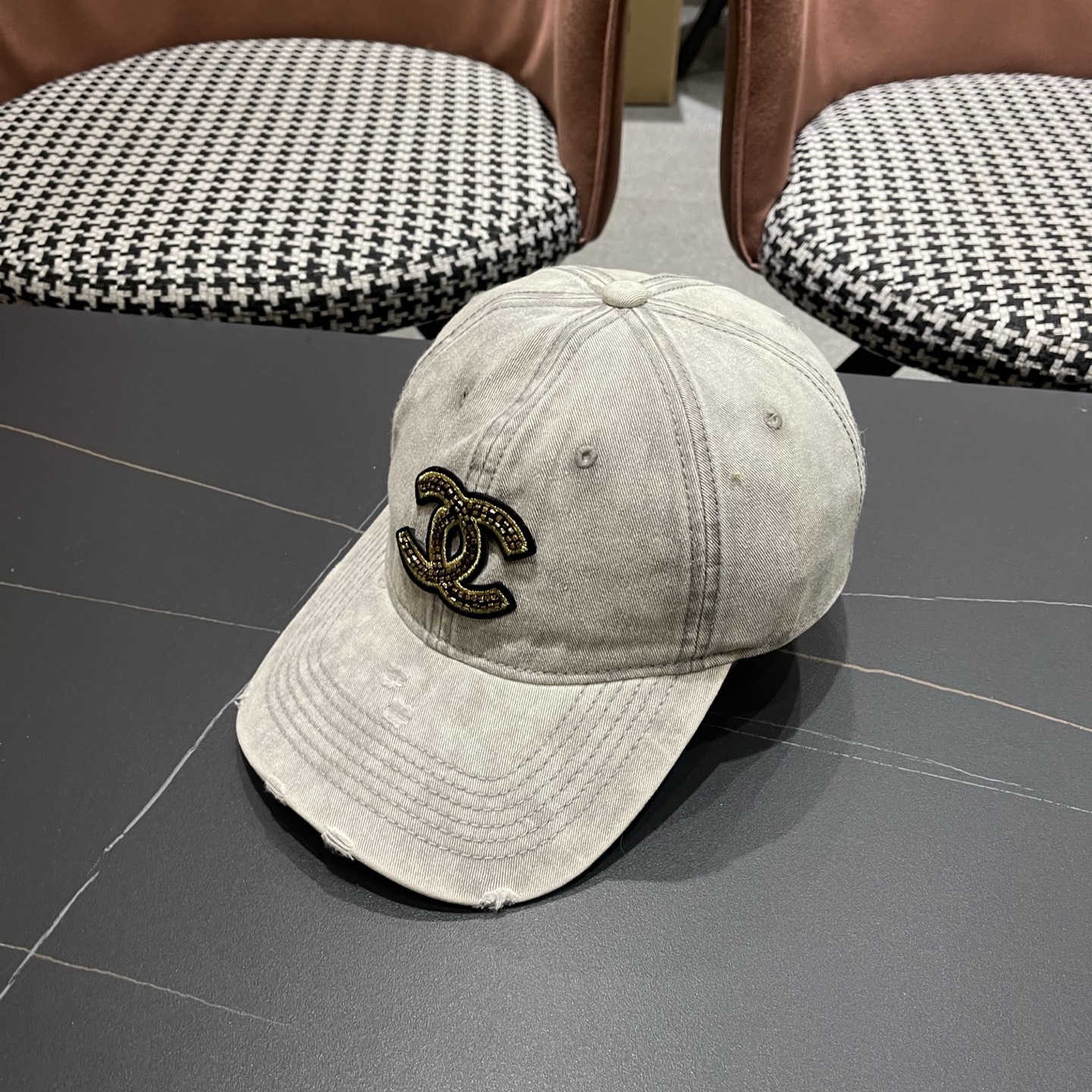 CHANEL香奈儿新款🆕牛仔蓝复古款式棒球帽🧢🔸 节假日旅游带它出去美美哒❕  中古款哟.这种帽子不容易