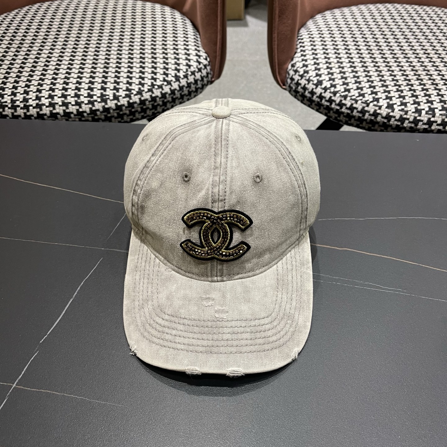 CHANEL香奈儿新款🆕牛仔蓝复古款式棒球帽🧢🔸 节假日旅游带它出去美美哒❕  中古款哟.这种帽子不容易