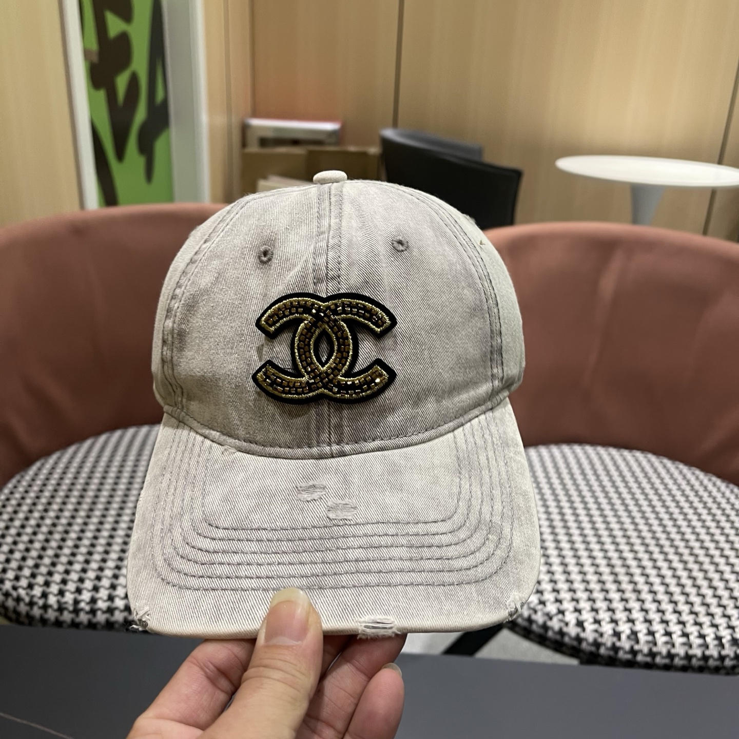 CHANEL香奈儿新款🆕牛仔蓝复古款式棒球帽🧢🔸 节假日旅游带它出去美美哒❕  中古款哟.这种帽子不容易