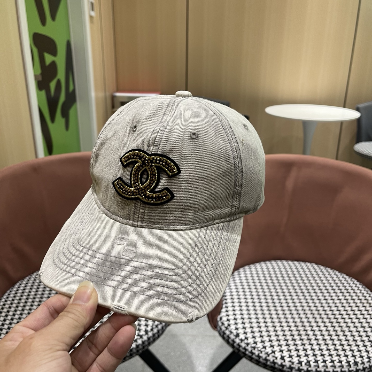 CHANEL香奈儿新款🆕牛仔蓝复古款式棒球帽🧢🔸 节假日旅游带它出去美美哒❕  中古款哟.这种帽子不容易