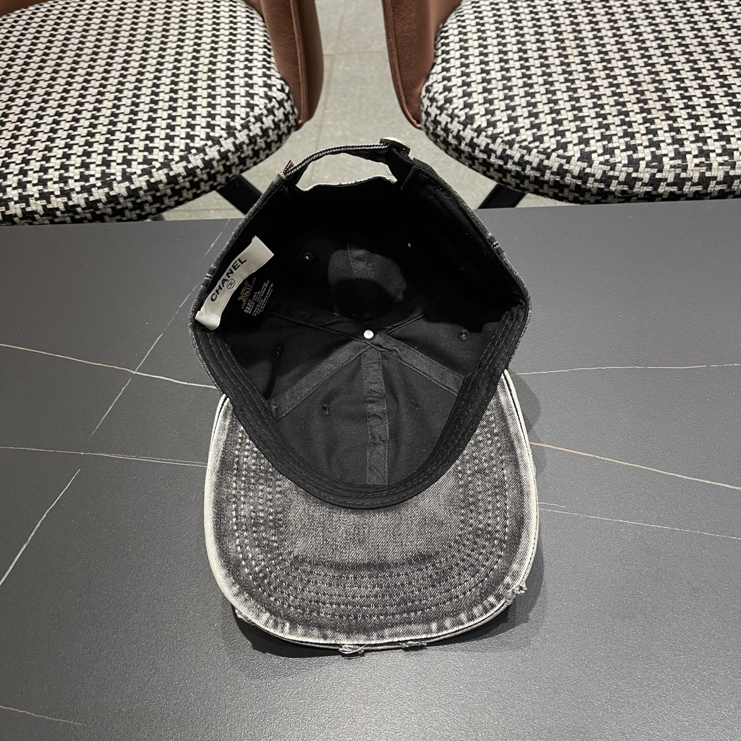 CHANEL香奈儿新款🆕牛仔蓝复古款式棒球帽🧢🔸 节假日旅游带它出去美美哒❕  中古款哟.这种帽子不容易