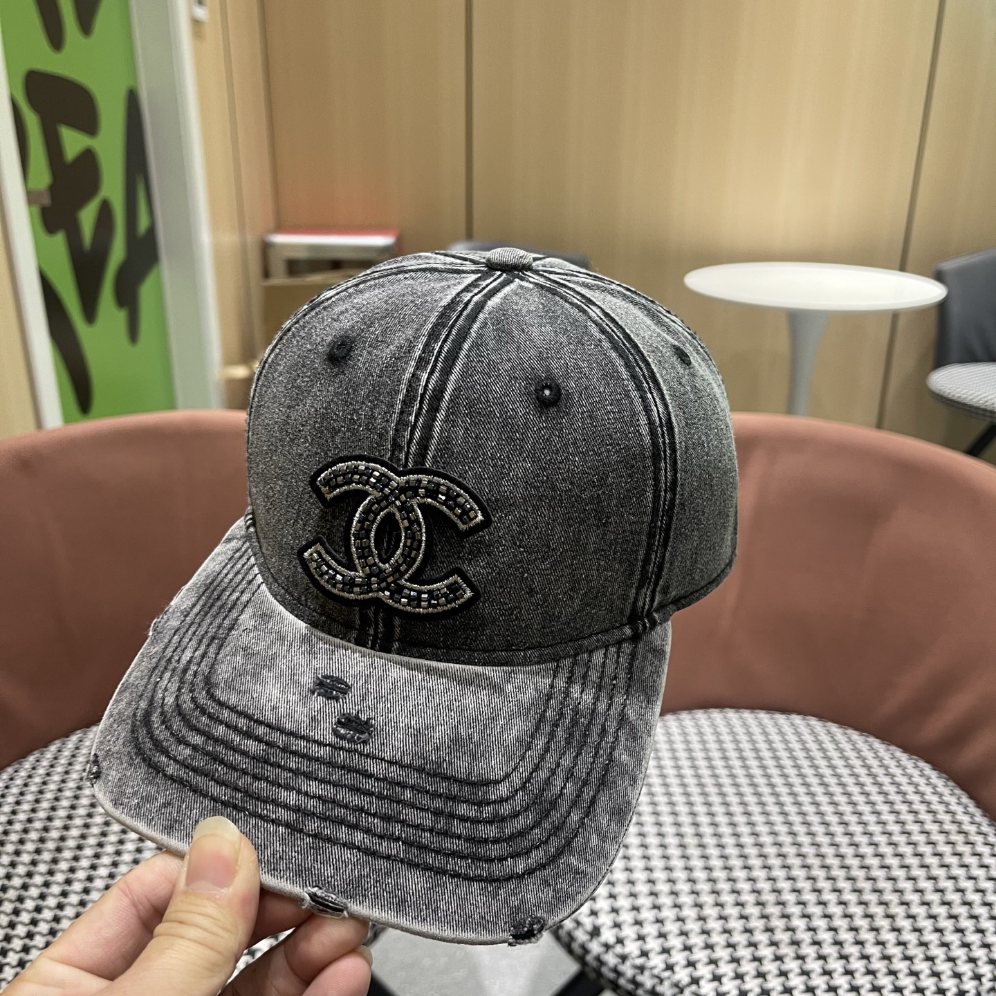 CHANEL香奈儿新款🆕牛仔蓝复古款式棒球帽🧢🔸 节假日旅游带它出去美美哒❕  中古款哟.这种帽子不容易
