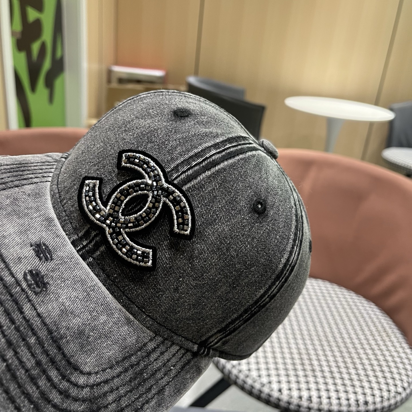 CHANEL香奈儿新款🆕牛仔蓝复古款式棒球帽🧢🔸 节假日旅游带它出去美美哒❕  中古款哟.这种帽子不容易