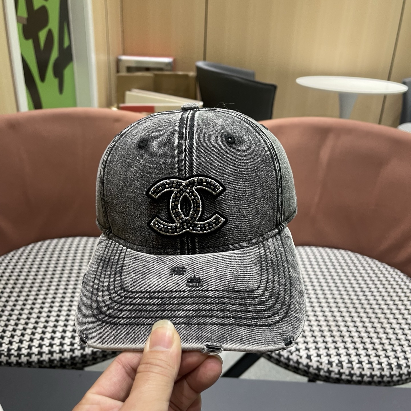 CHANEL香奈儿新款🆕牛仔蓝复古款式棒球帽🧢🔸 节假日旅游带它出去美美哒❕  中古款哟.这种帽子不容易