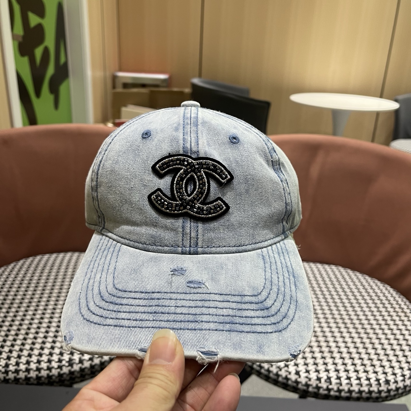 CHANEL香奈儿新款🆕牛仔蓝复古款式棒球帽🧢🔸 节假日旅游带它出去美美哒❕  中古款哟.这种帽子不容易