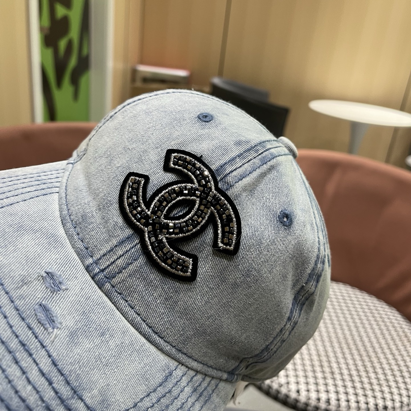 CHANEL香奈儿新款🆕牛仔蓝复古款式棒球帽🧢🔸 节假日旅游带它出去美美哒❕  中古款哟.这种帽子不容易