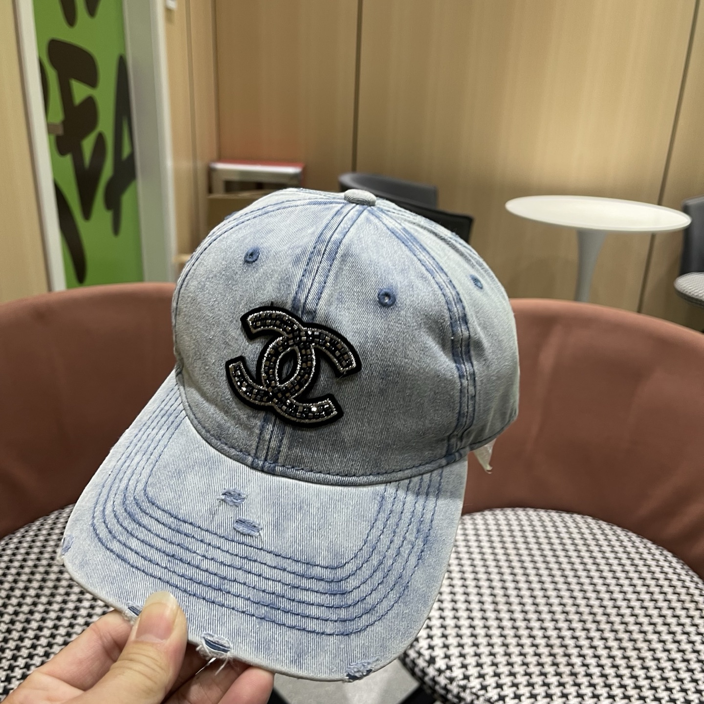 CHANEL香奈儿新款🆕牛仔蓝复古款式棒球帽🧢🔸 节假日旅游带它出去美美哒❕  中古款哟.这种帽子不容易