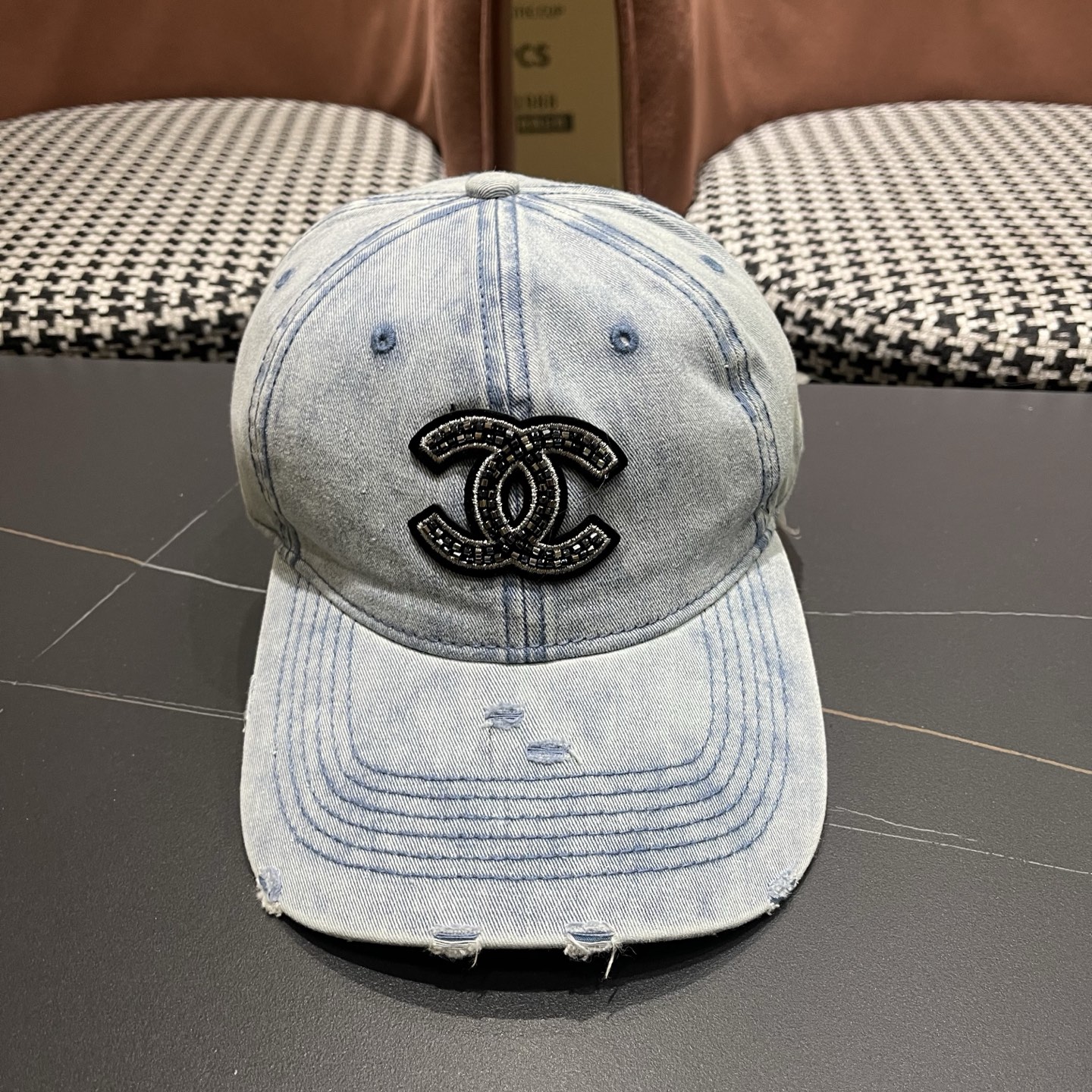 CHANEL香奈儿新款🆕牛仔蓝复古款式棒球帽🧢🔸 节假日旅游带它出去美美哒❕  中古款哟.这种帽子不容易