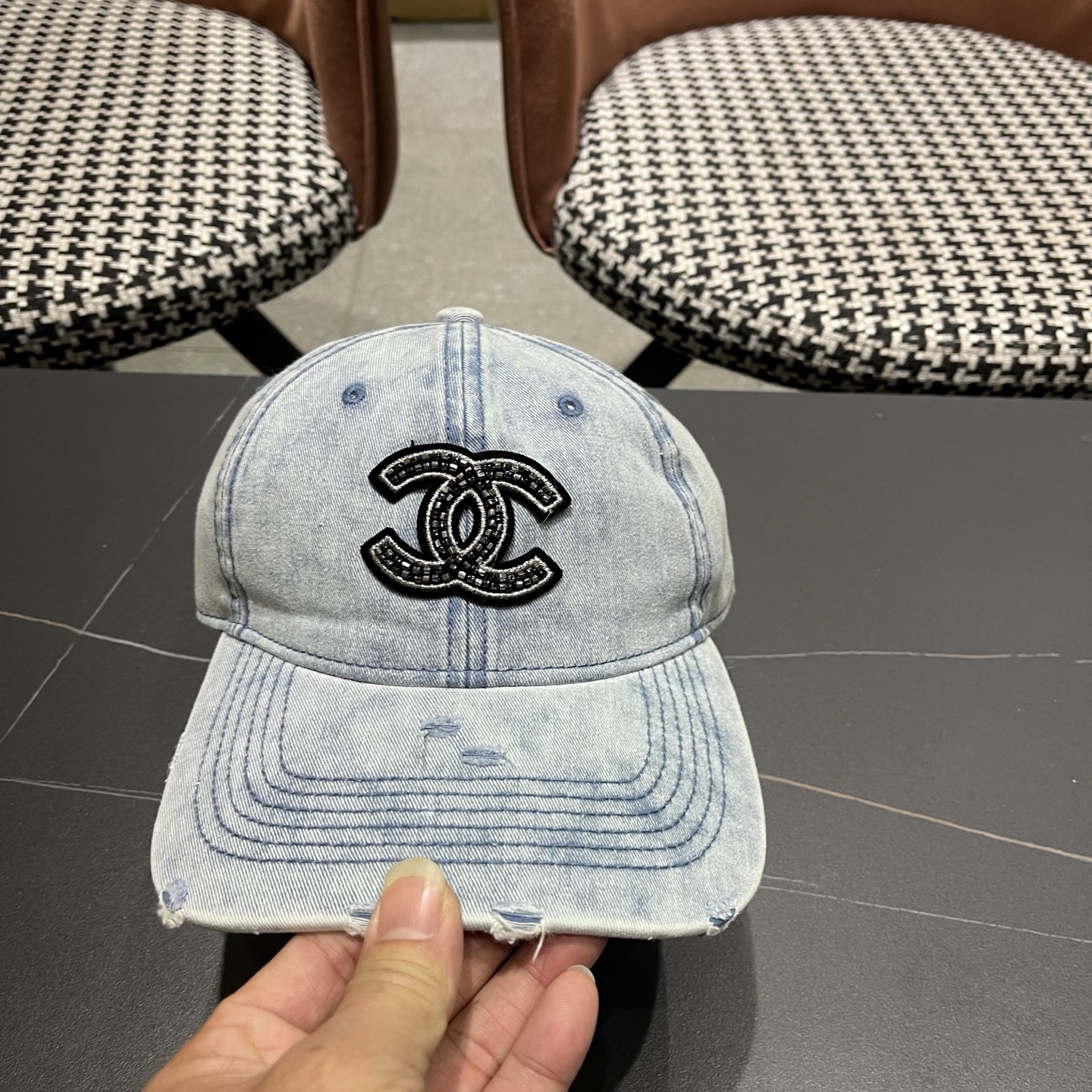 CHANEL香奈儿新款🆕牛仔蓝复古款式棒球帽🧢🔸 节假日旅游带它出去美美哒❕  中古款哟.这种帽子不容易