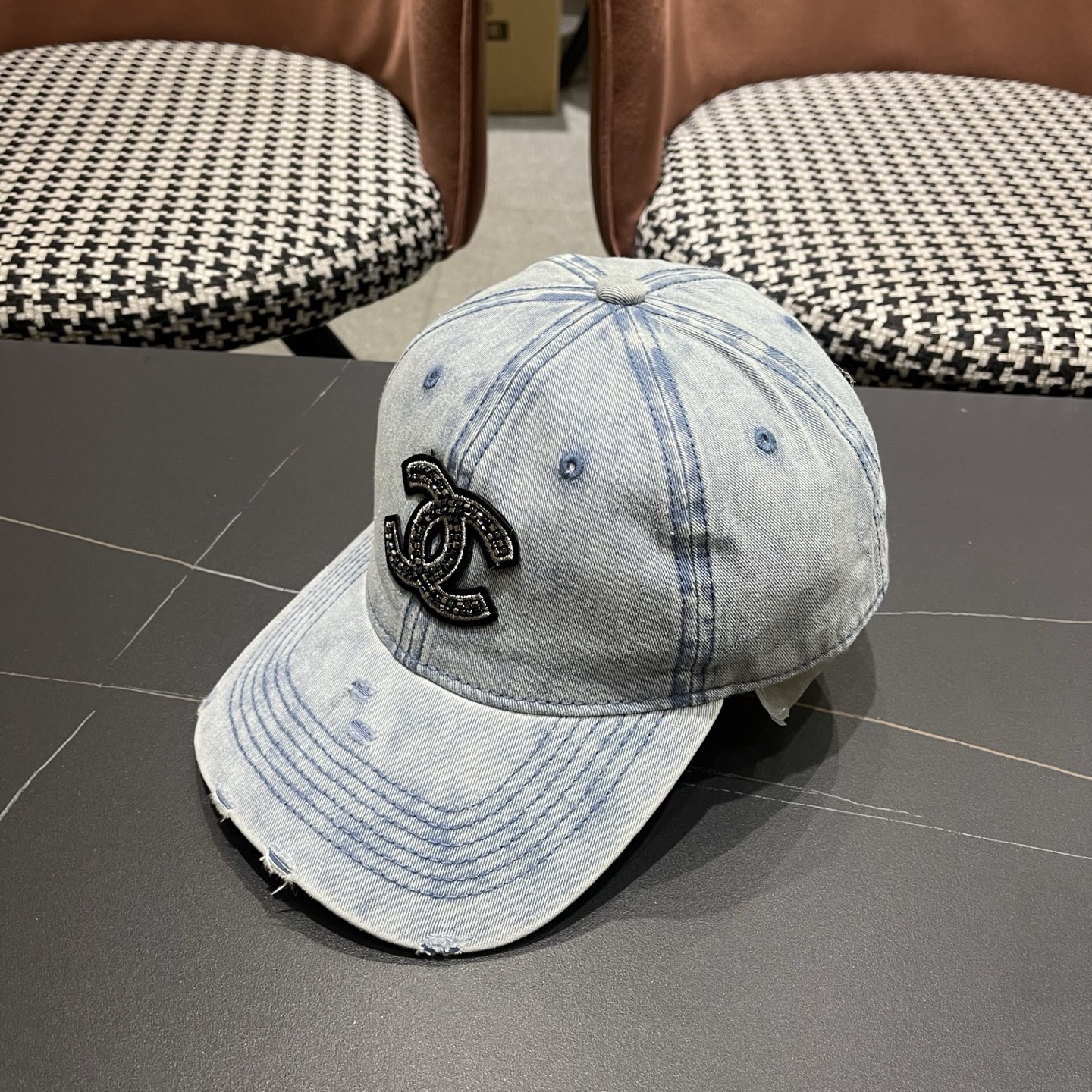 CHANEL香奈儿新款🆕牛仔蓝复古款式棒球帽🧢🔸 节假日旅游带它出去美美哒❕  中古款哟.这种帽子不容易