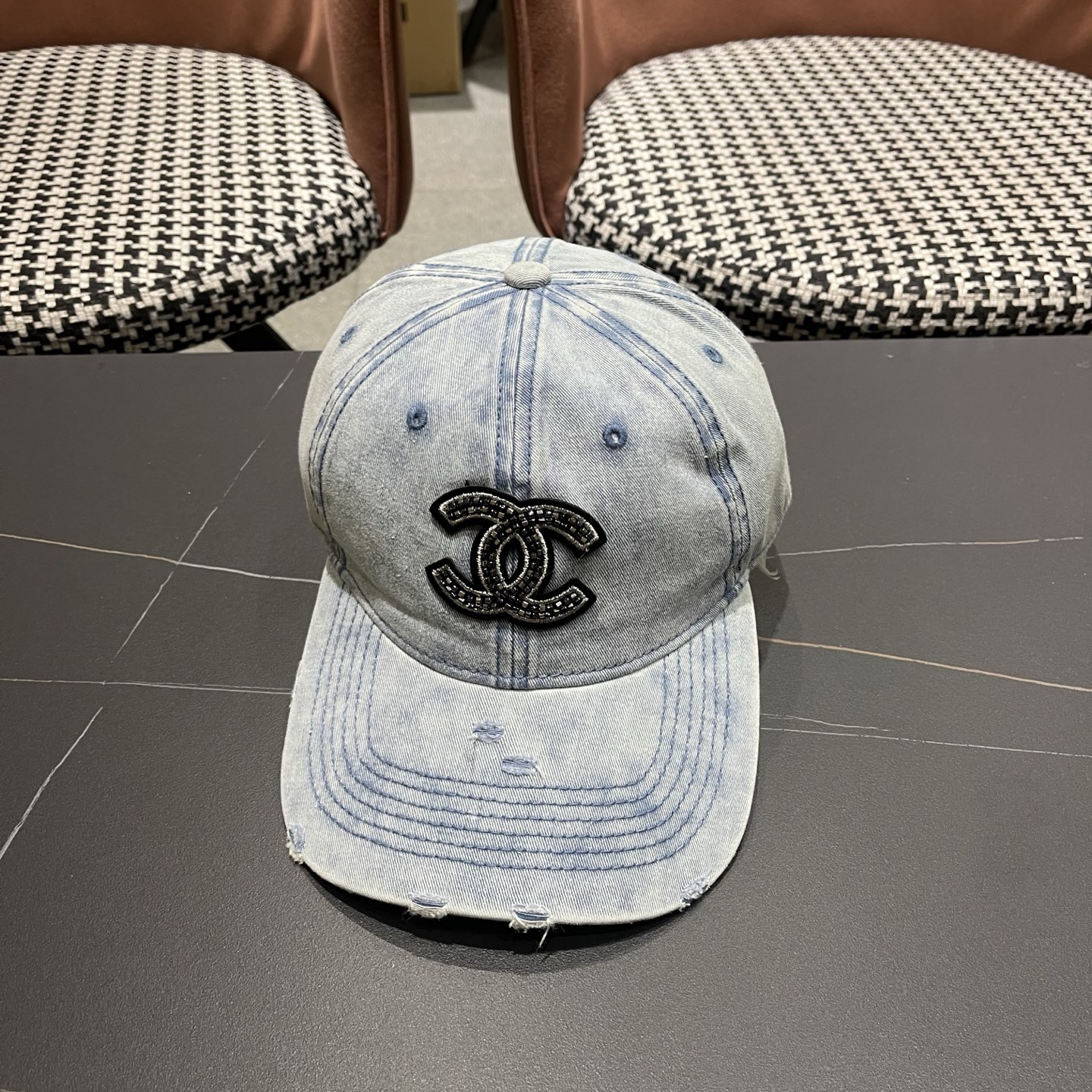 CHANEL香奈儿新款🆕牛仔蓝复古款式棒球帽🧢🔸 节假日旅游带它出去美美哒❕  中古款哟.这种帽子不容易