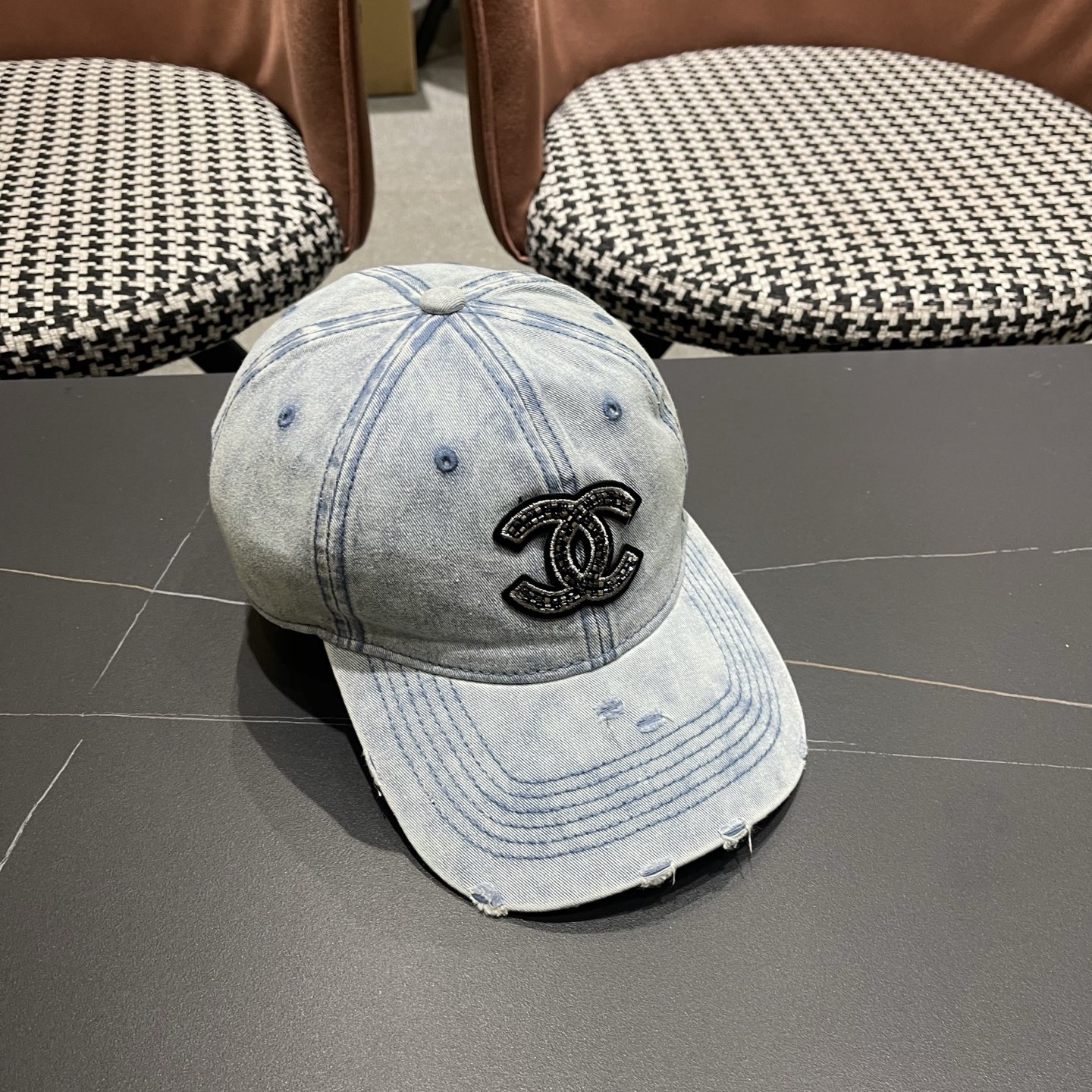 CHANEL香奈儿新款🆕牛仔蓝复古款式棒球帽🧢🔸 节假日旅游带它出去美美哒❕  中古款哟.这种帽子不容易