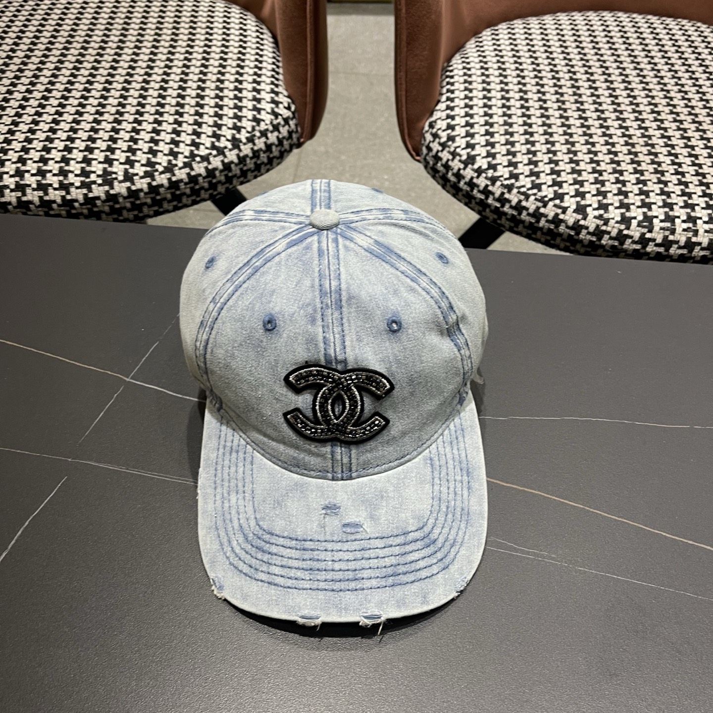 CHANEL香奈儿新款🆕牛仔蓝复古款式棒球帽🧢🔸 节假日旅游带它出去美美哒❕  中古款哟.这种帽子不容易