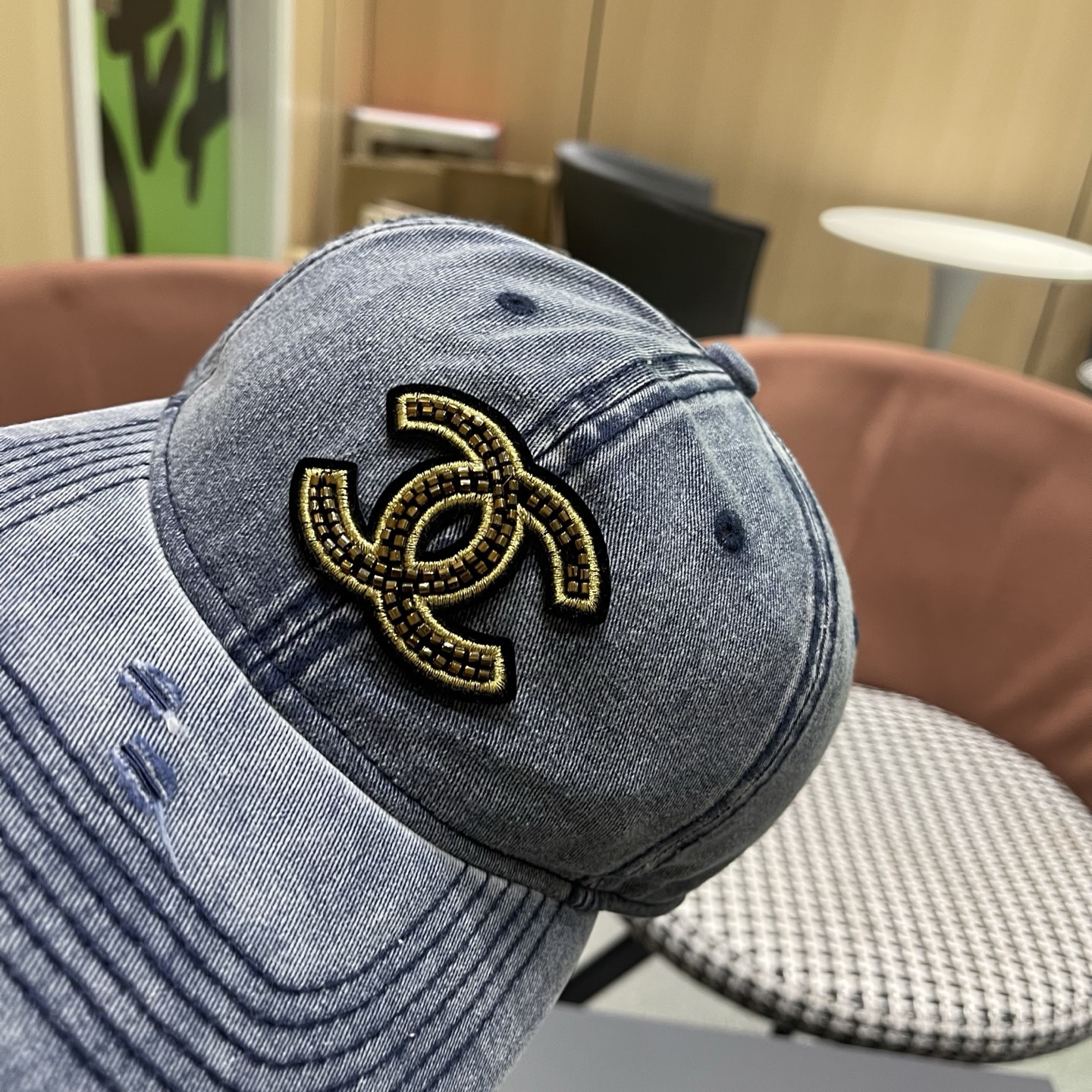 CHANEL香奈儿新款🆕牛仔蓝复古款式棒球帽🧢🔸 节假日旅游带它出去美美哒❕  中古款哟.这种帽子不容易